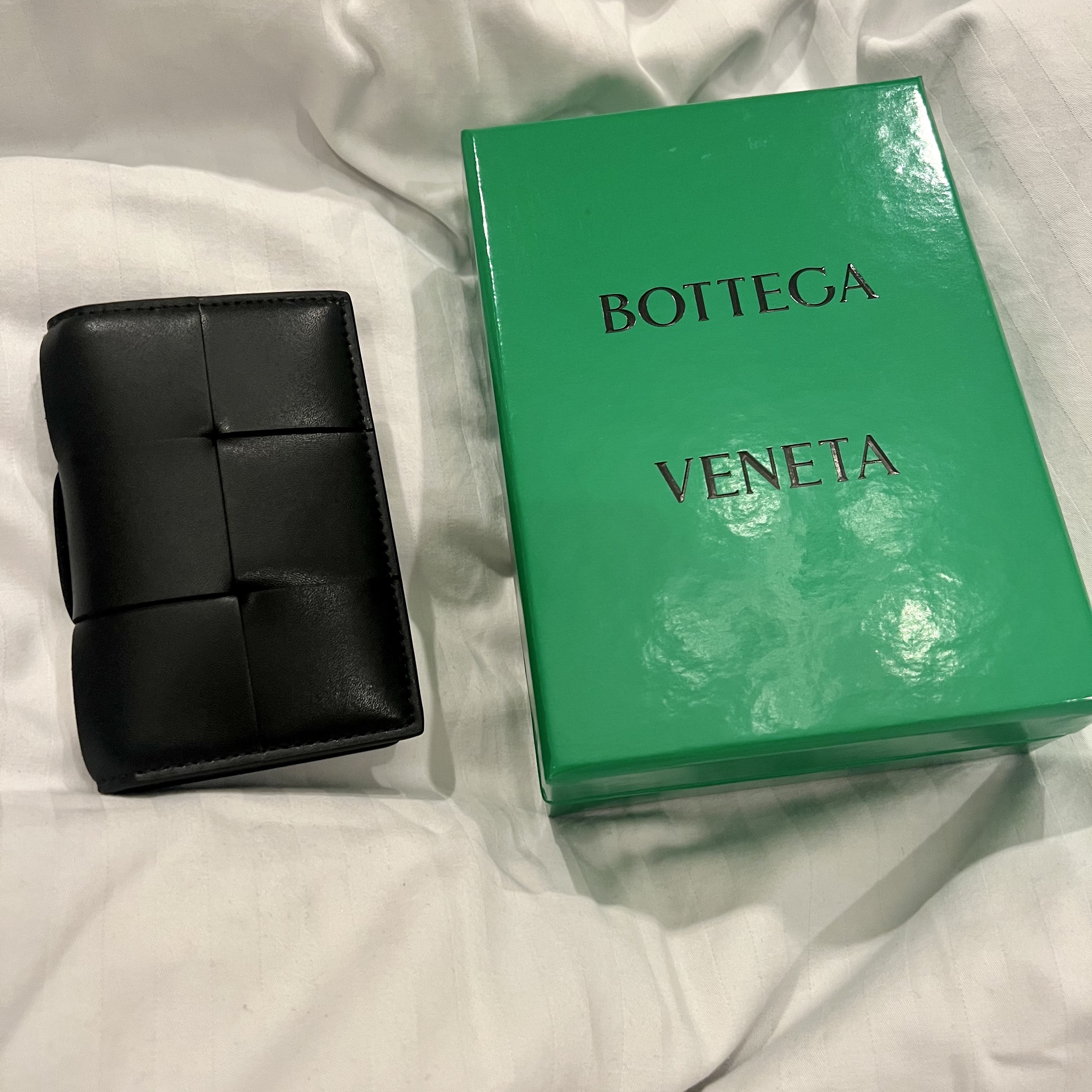 Bottega Veneta Flap Card Case Black 착용 스타일