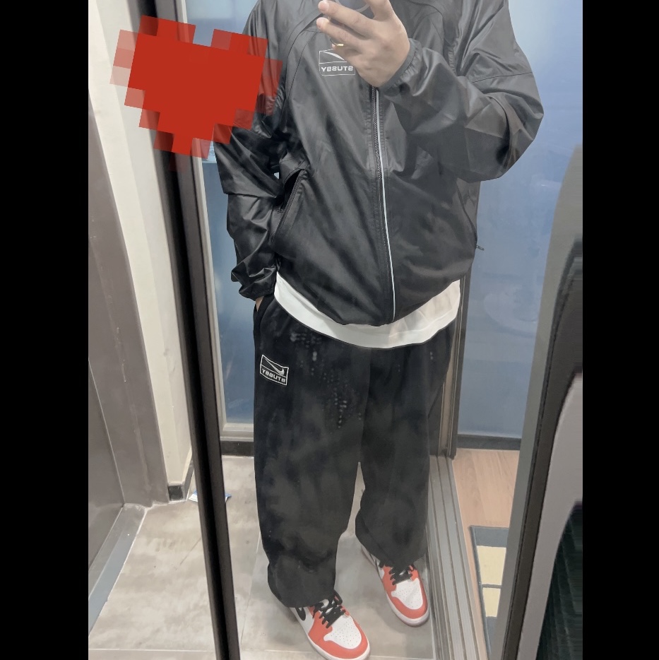 Nike x Stussy NRG FL Storm-Fit Jacket Black (DO5304-010), Nike x Stussy NRG Washed Fleece Pants Black (DO5296-010) 착용 스타일