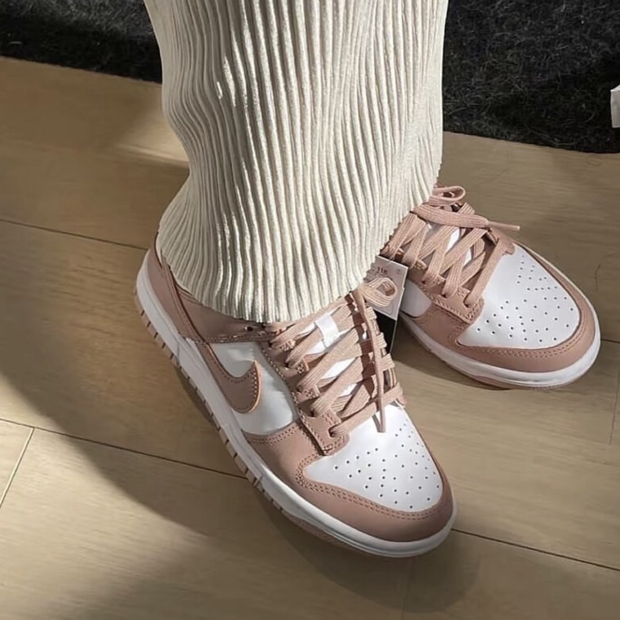 (W) Nike Dunk Low Rose Whisper 착용 스타일 - 2