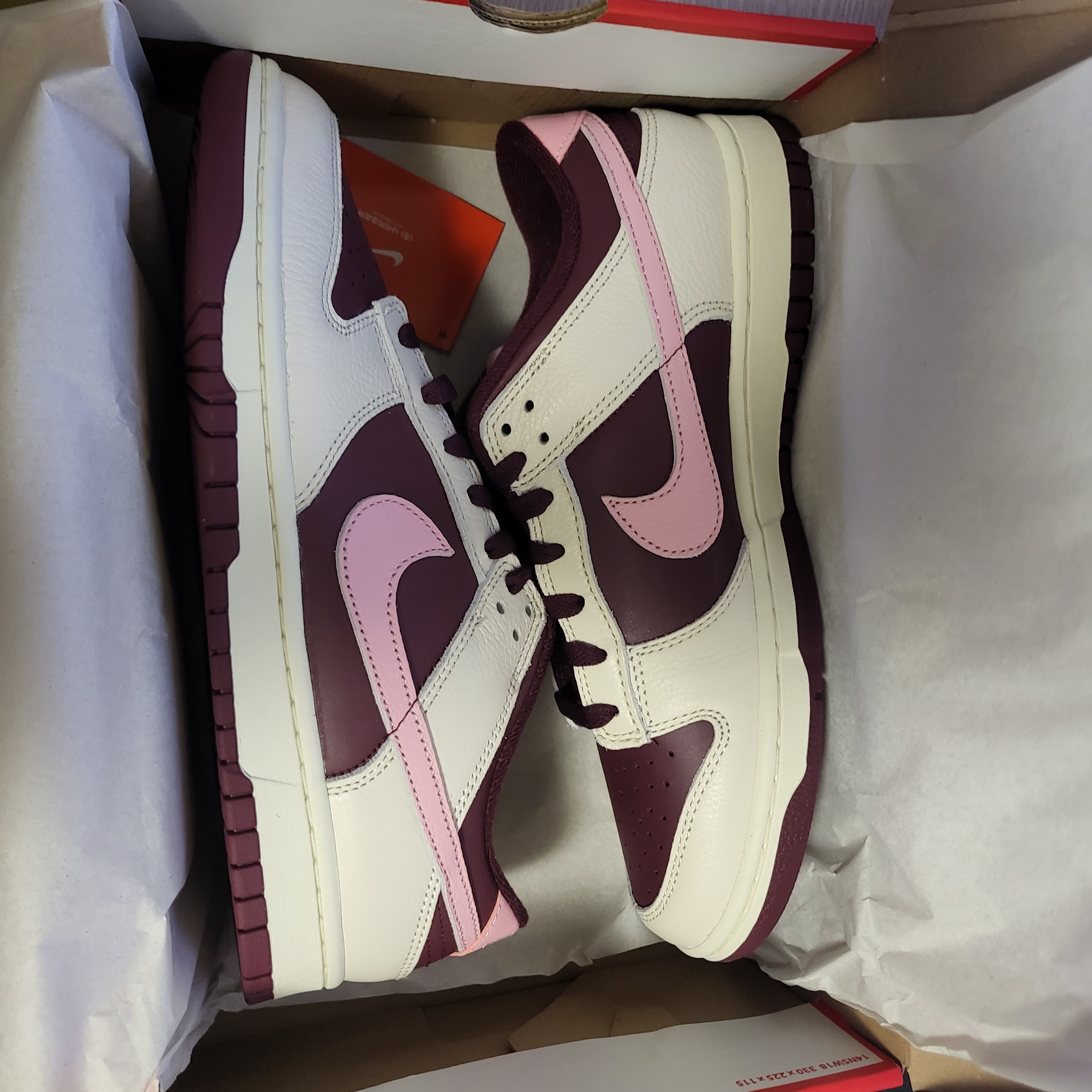 NIke Dunk Low Retro Night Maroon and Medium Soft Pink 착용 스타일 - 1