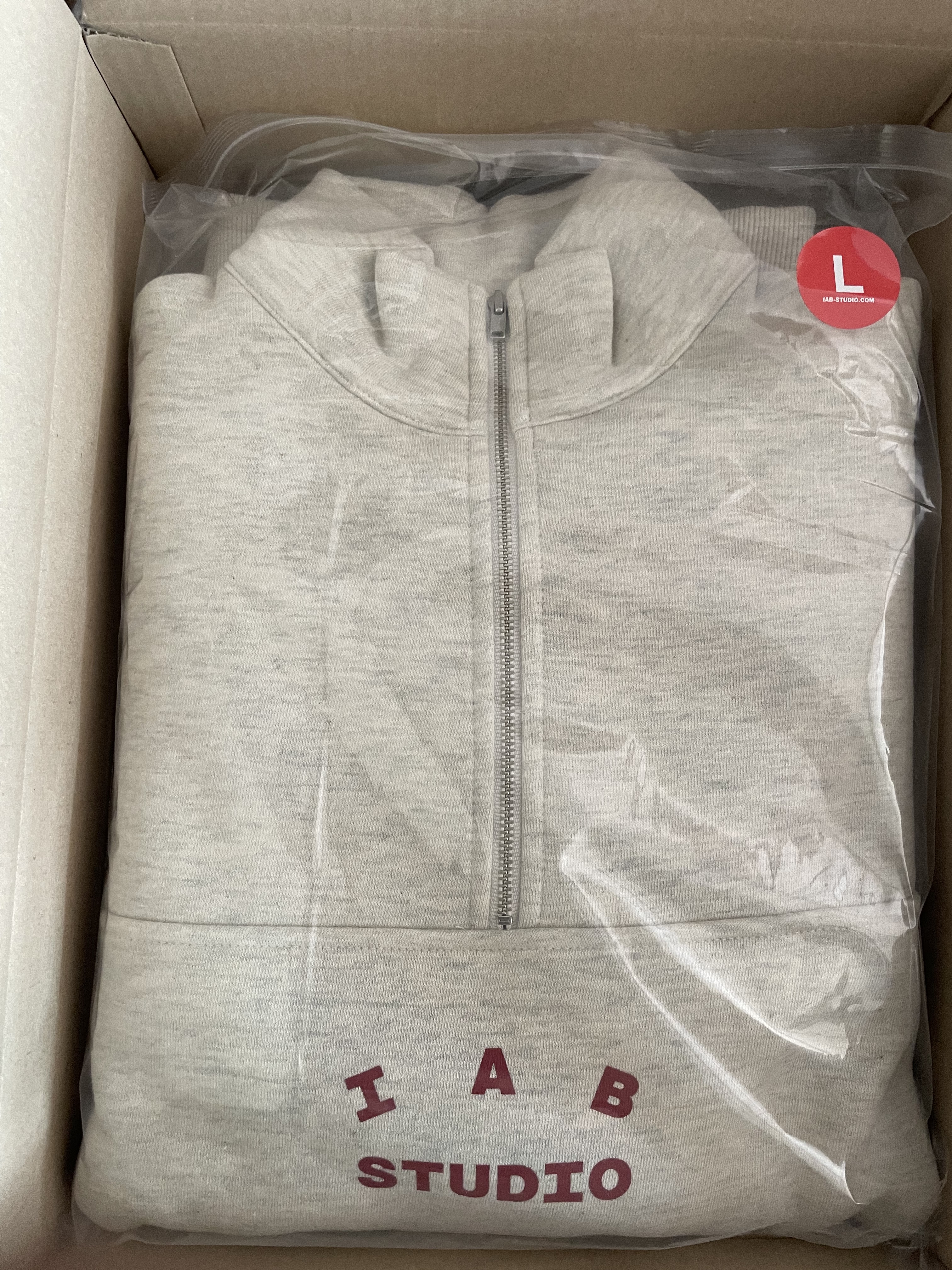 IAB Studio Half Zip-Up Oatmeal Burgundy 착용 스타일