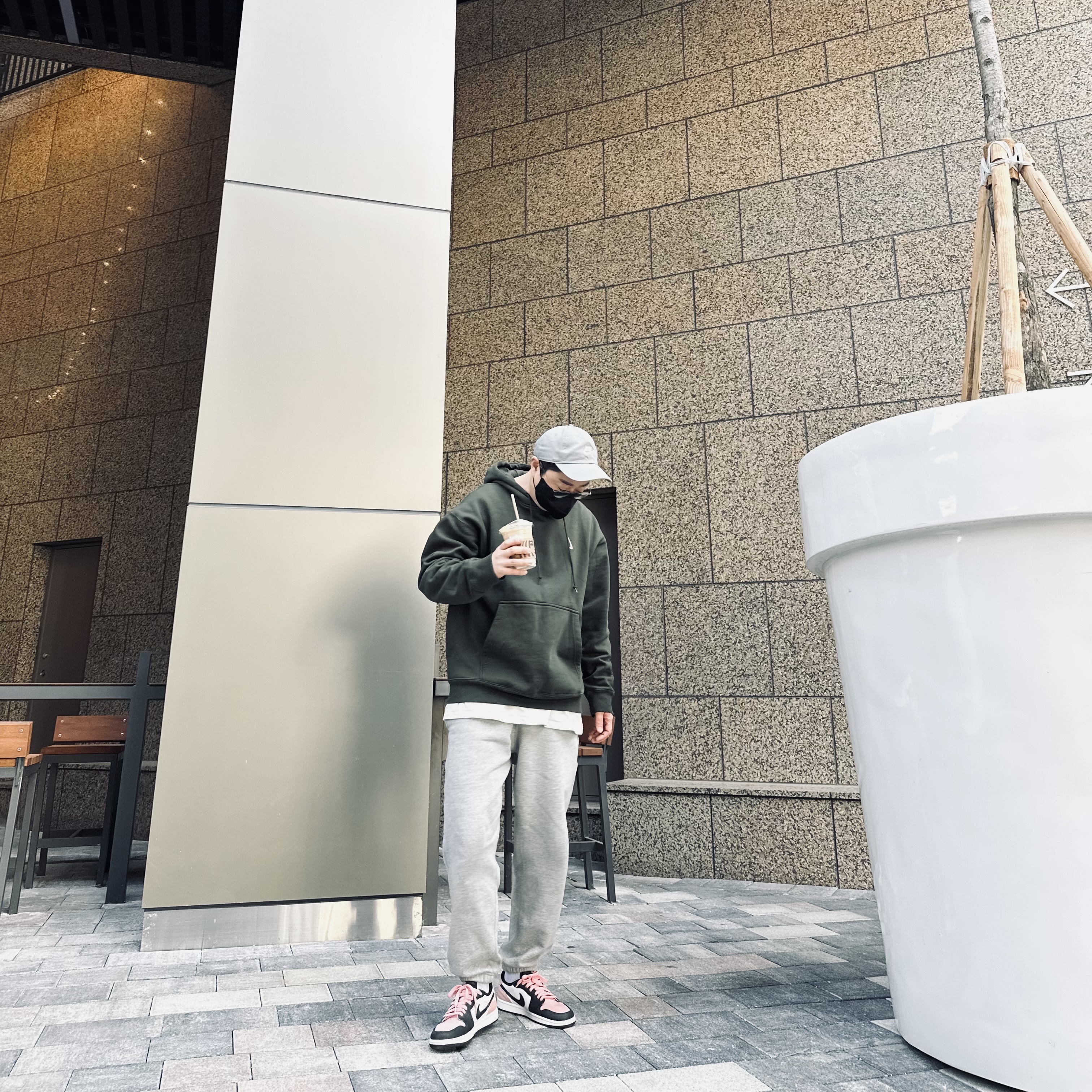 Nike Heritage 86 Futura Washed Cap Particle Grey, Nike x Billie Eilish NRG Fleece Hoodie Sequoia - US/EU 착용 스타일 - 1