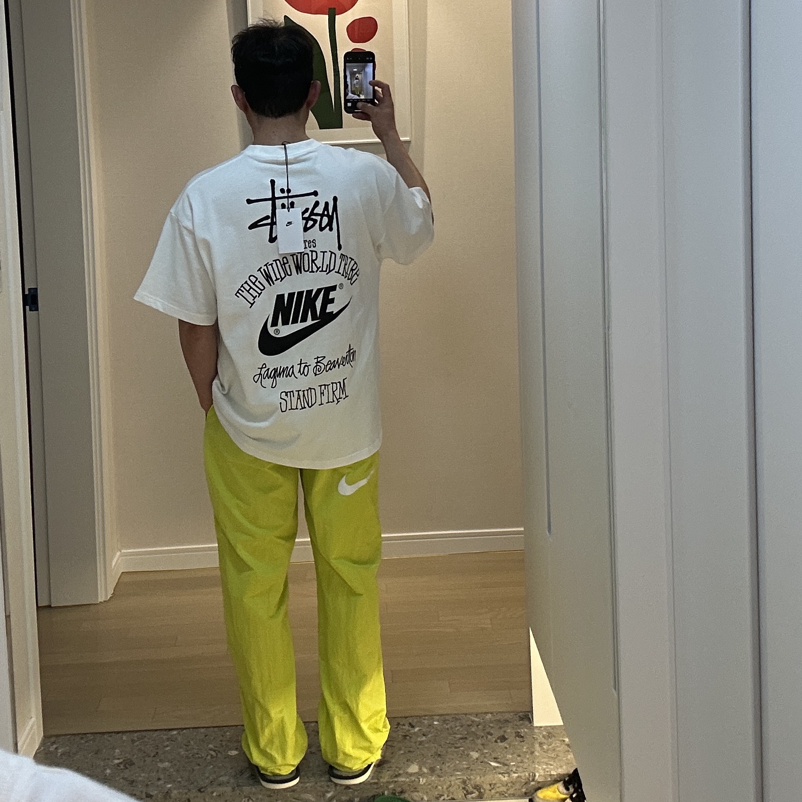 Nike x Stussy T-Shirt White (DV1774-100), Nike x Stussy Beach Pants Bright Cactus 착용 스타일