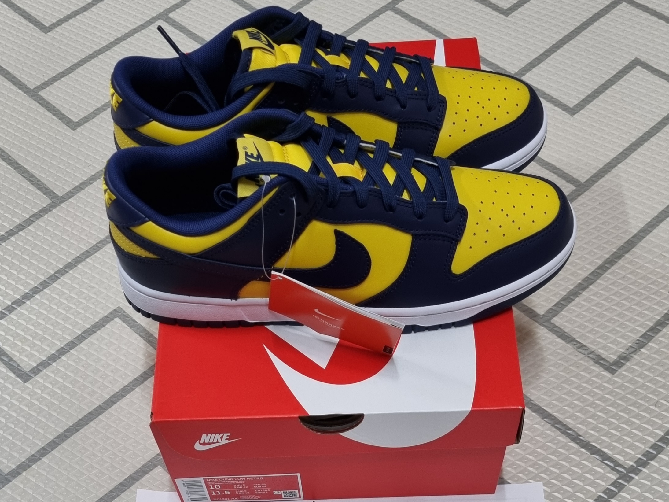 Nike Dunk Low Retro Varsity Maize 착용 스타일