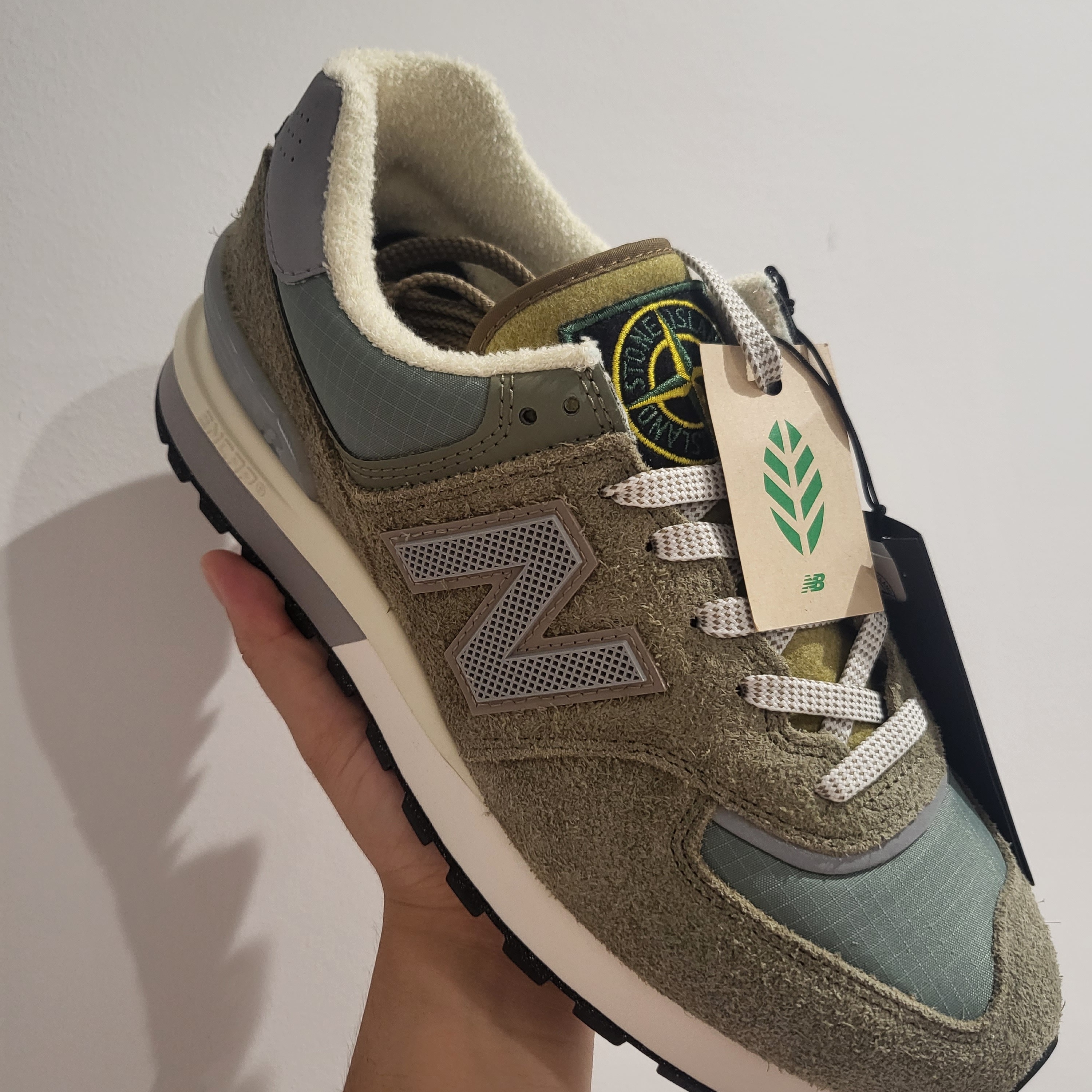 New Balance x Stone Island 574 Legacy Green 착용 스타일 - 1