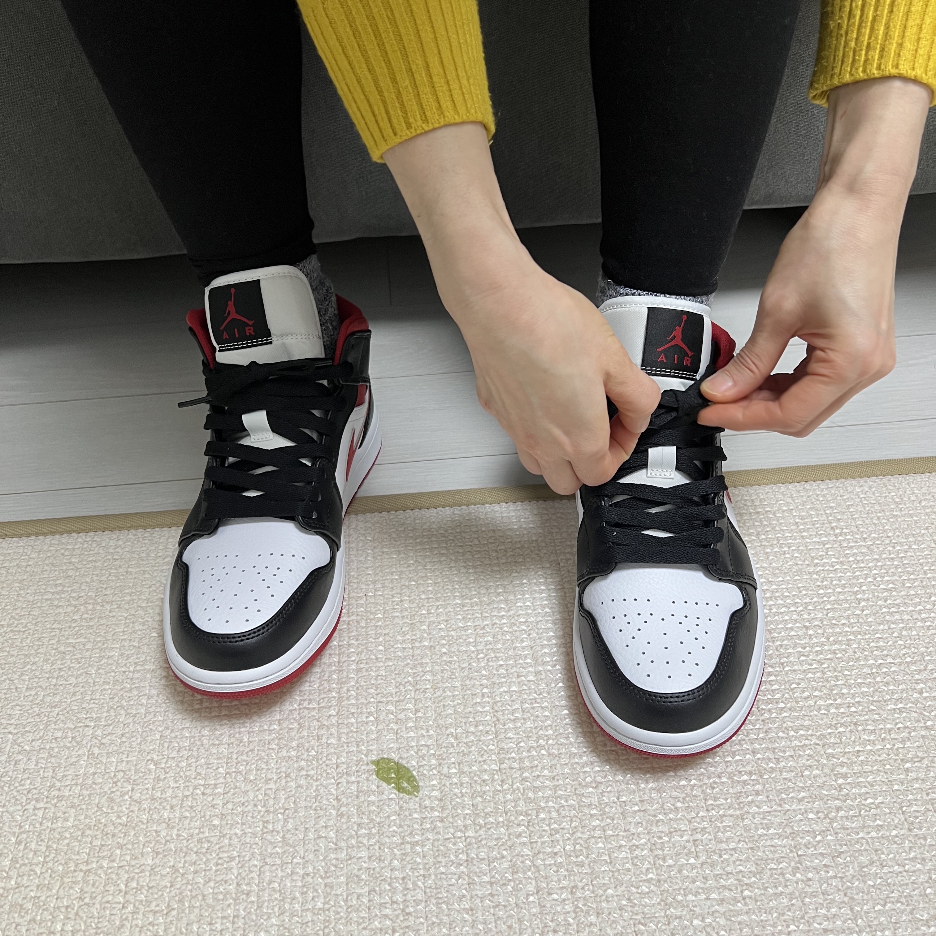 Jordan 1 Mid Gym Red Black White 착용 스타일 - 1