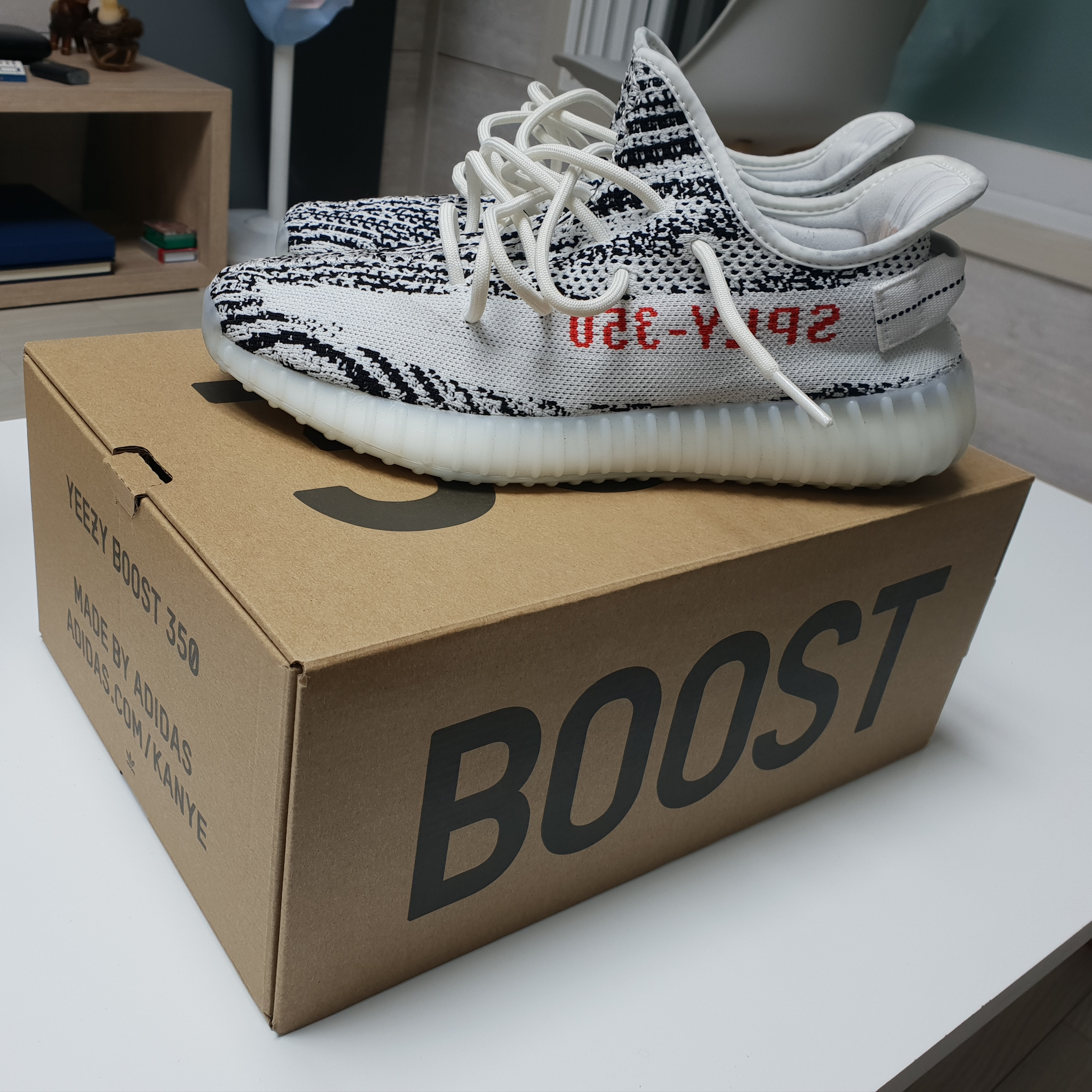 Adidas Yeezy Boost 350 V2 Zebra 2022/2023 착용 스타일