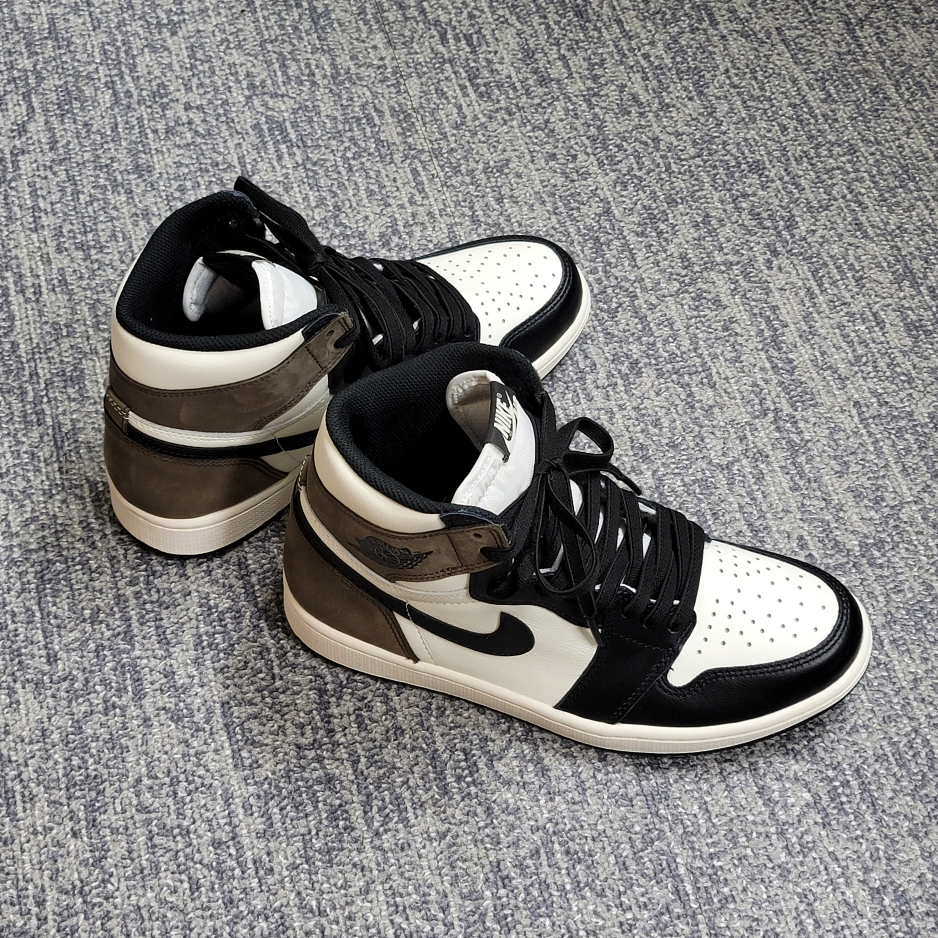 Jordan 1 Retro High OG Black Mocha 착용 스타일
