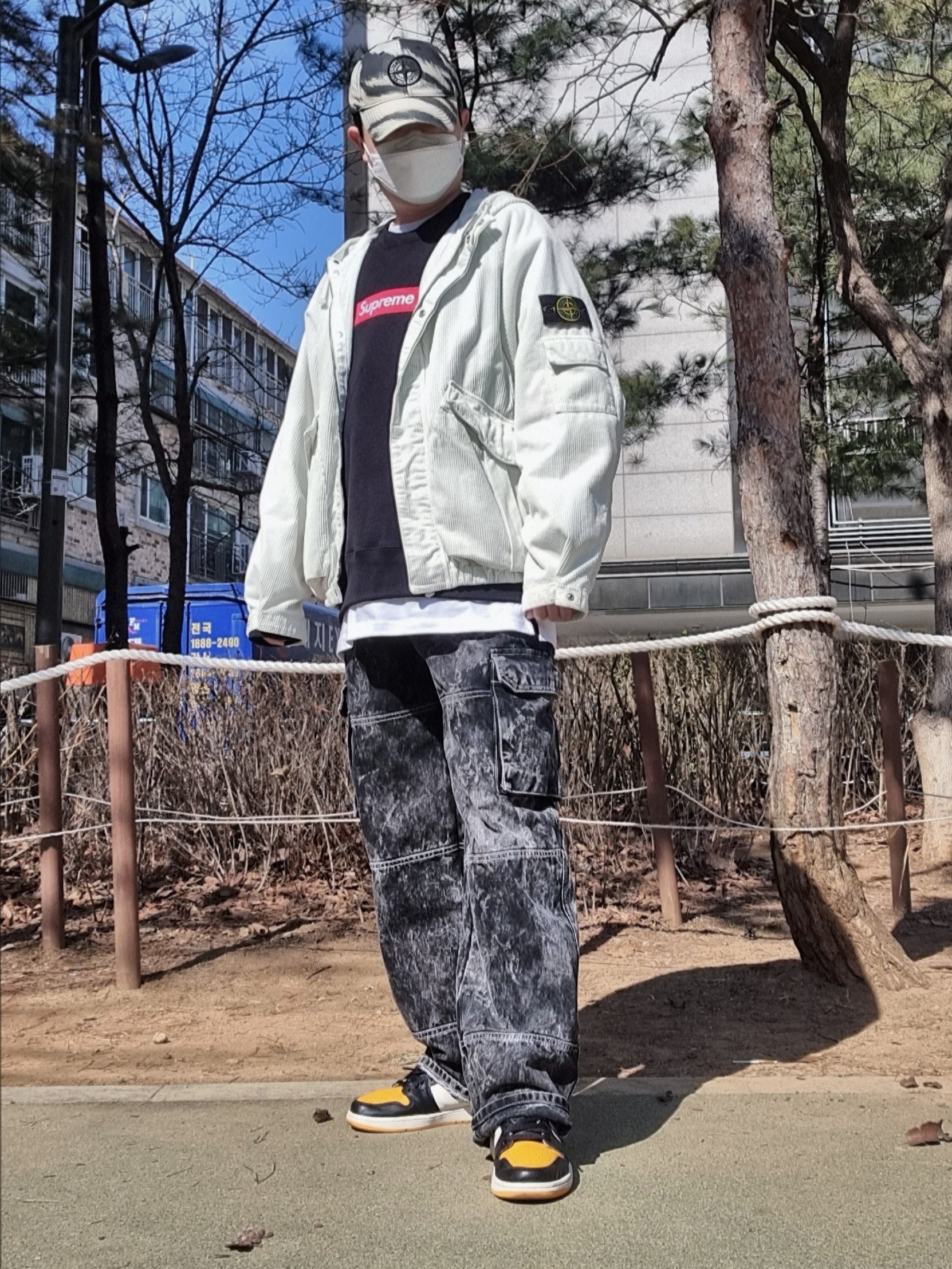 Jordan 1 Retro High OG Taxi, Supreme Box Logo Crewneck Black - 22FW 착용 스타일 - 3