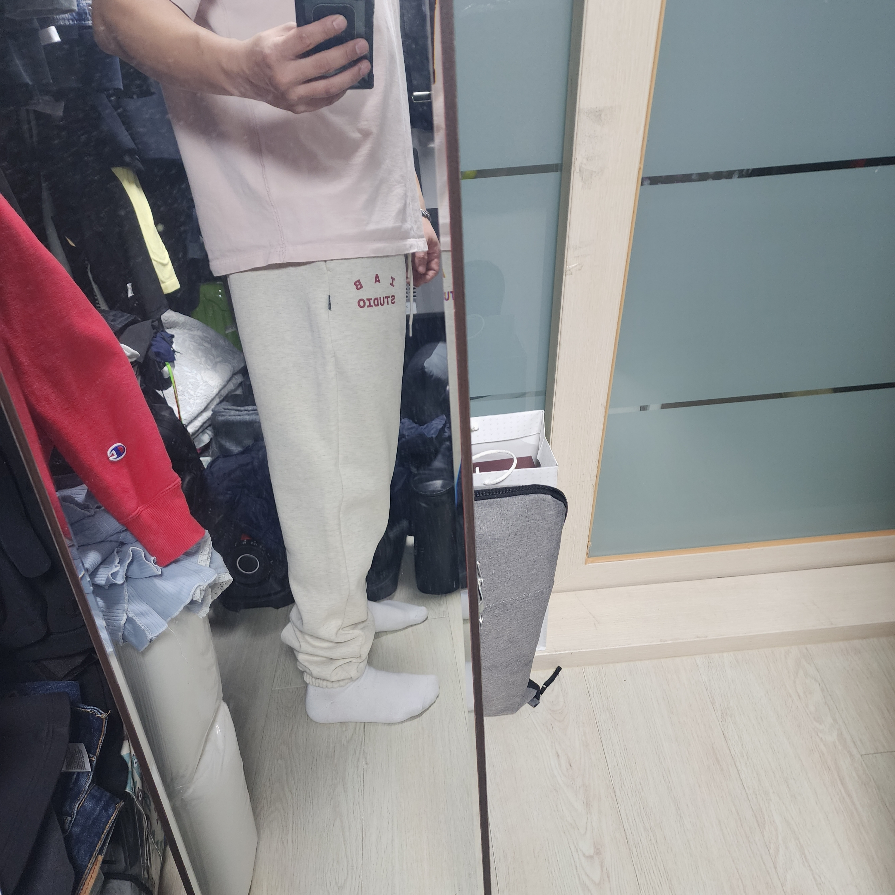 IAB Studio Sweatpants Oatmeal Burgundy - 23SS 착용 스타일 - 3