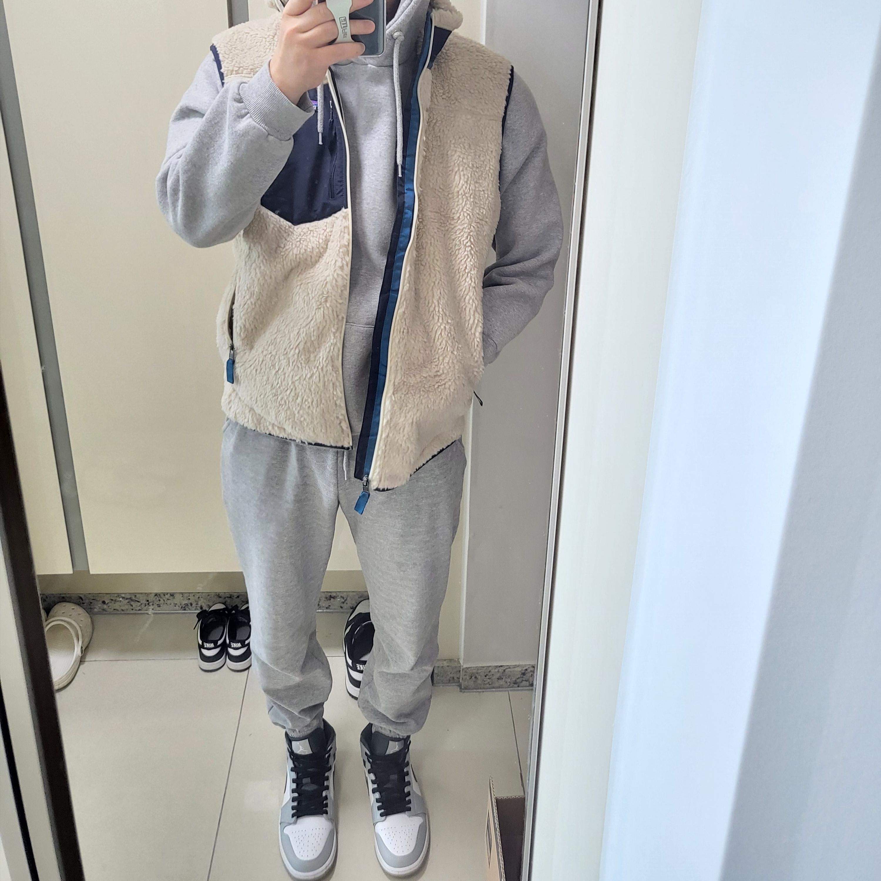 Patagonia Classic Retro-X Vest Natural, Jordan 1 Mid Light Smoke Grey Anthracite 착용 스타일 - 2