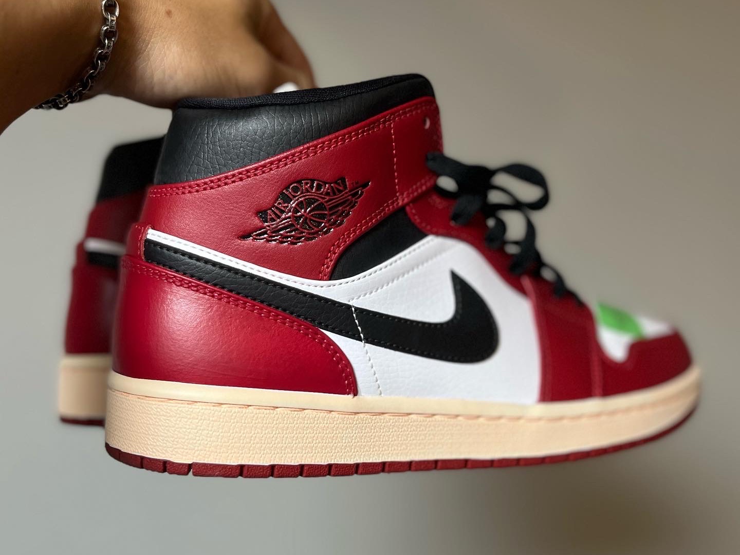 Jordan 1 Mid Chicago 2020 착용 스타일 - 2