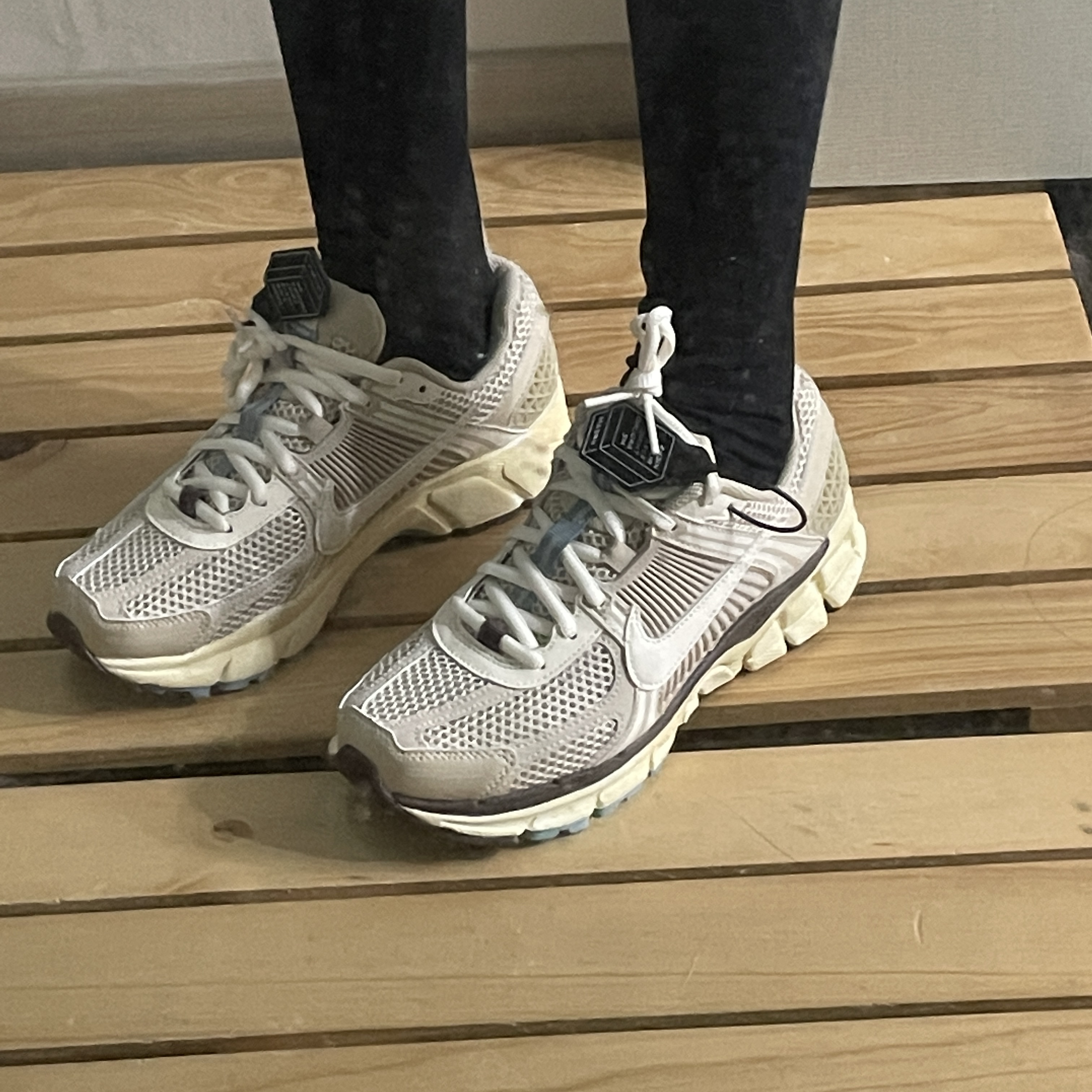 (W) Nike Zoom Vomero 5 Oatmeal 착용 스타일