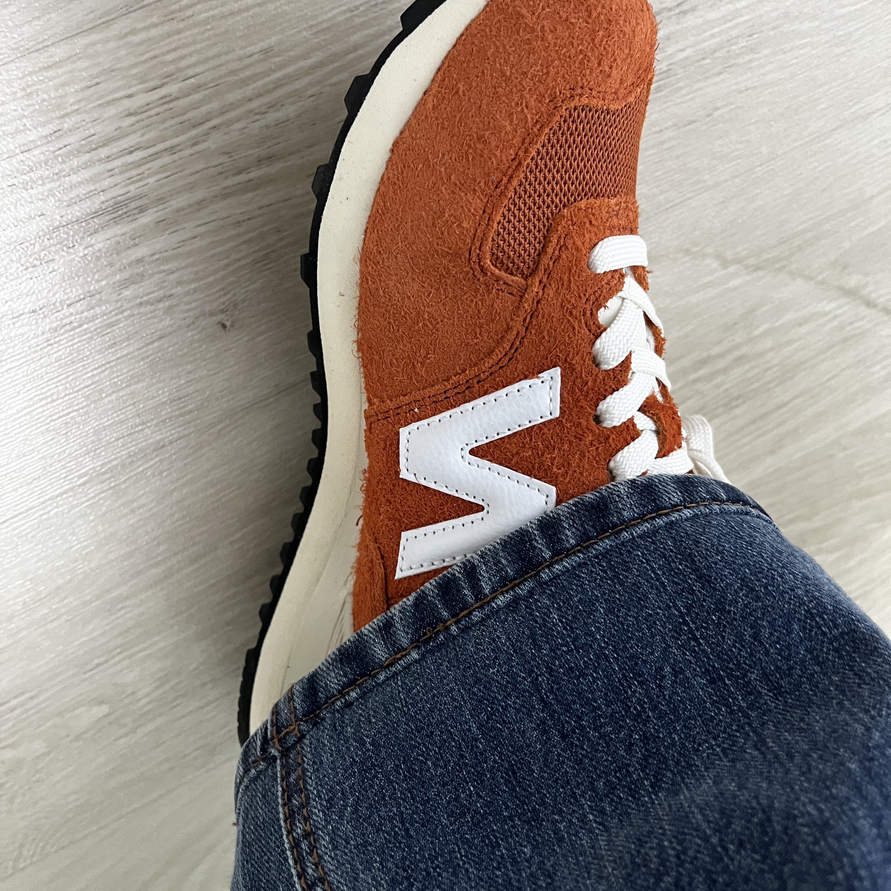 New Balance 574 Heritage Orange Burst White 착용 스타일 - 2