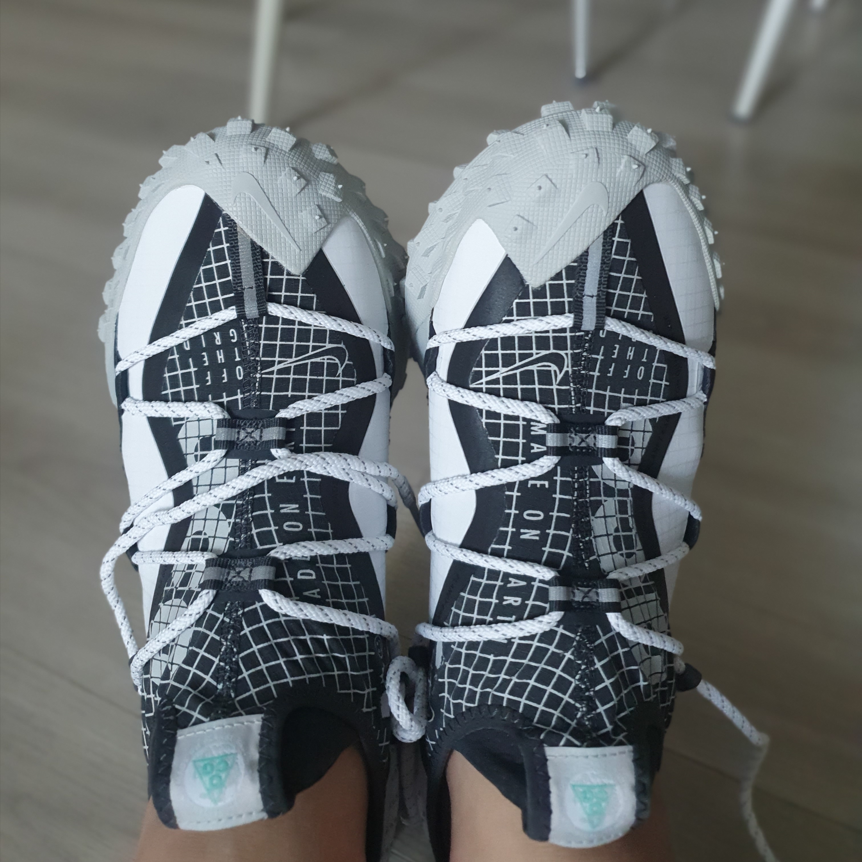 Nike ACG Mountain Fly Low SE White and Black 착용 스타일 - 2