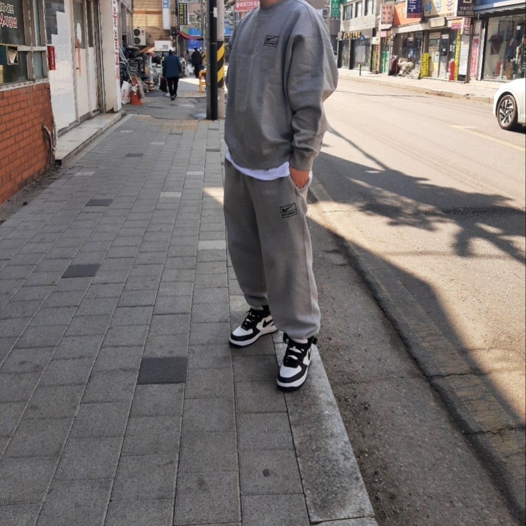 Nike x Stussy NRG Fleece Crewneck Dark Grey Heather (DO9337-063), Nike x Stussy NRG RA Fleece Pants Dark Grey Heather (DJ9490-063) 착용 스타일 - 2