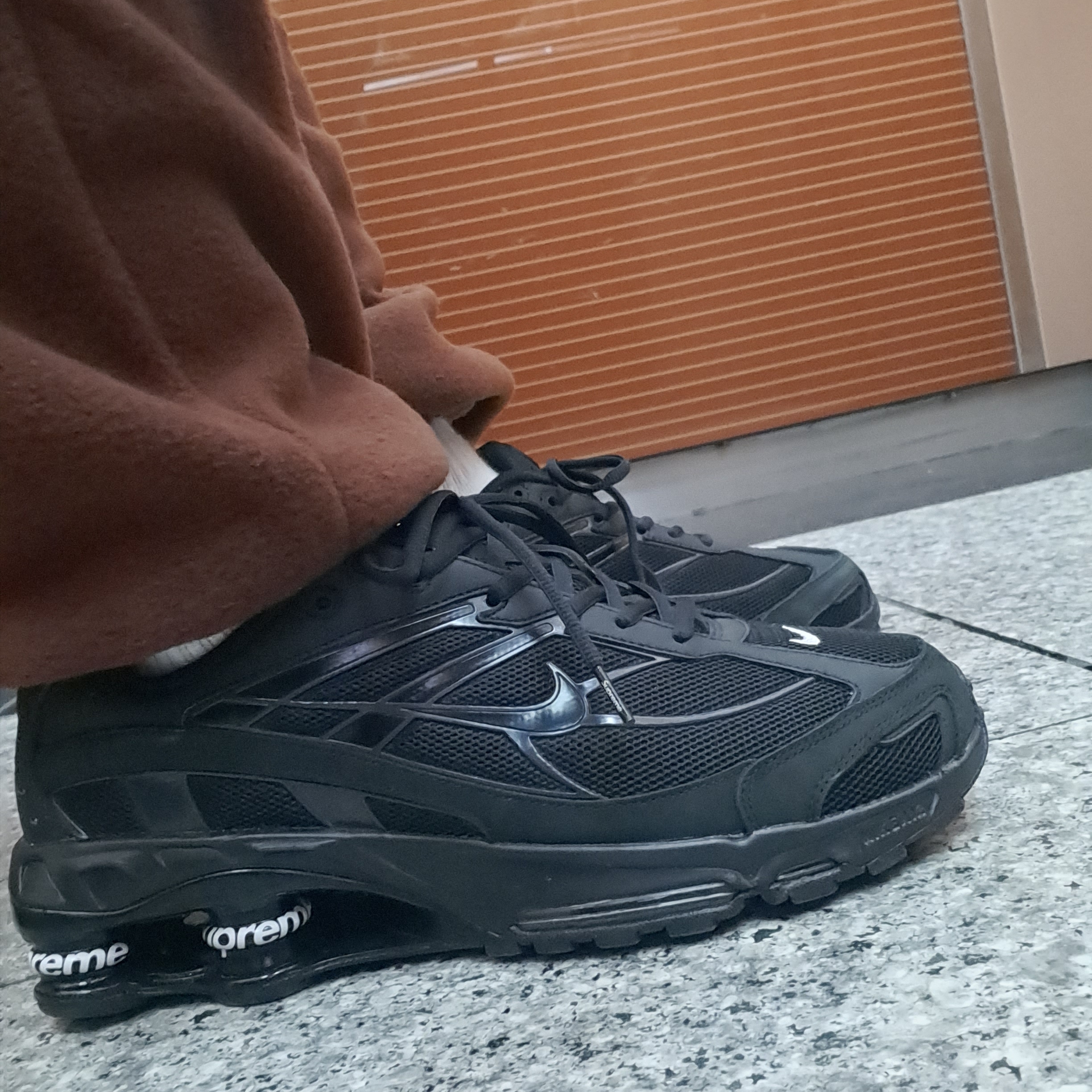 Nike x Supreme Shox Ride 2 SP Black, Supreme x The North Face Steep Tech Fleece Pants Brown - 22FW 착용 스타일