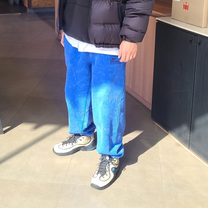 Nike x Stussy NRG Acid Washed Fleece Pants Game Royal (DR4025-480), Nike x Stussy Air Penny II Rattan and Limestone 착용 스타일 - 1