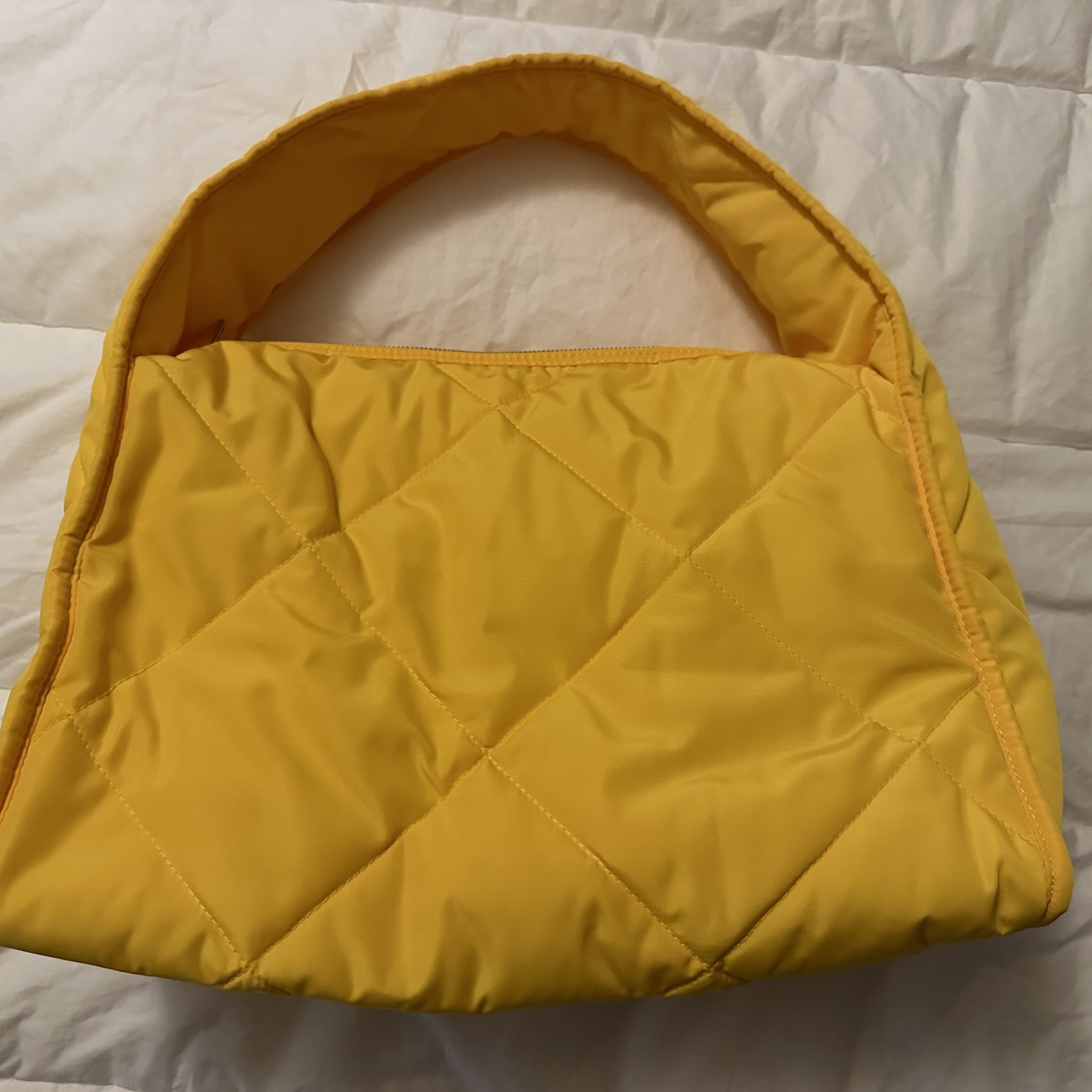 COS Diamond Quilted Hand Bag Yellow 착용 스타일