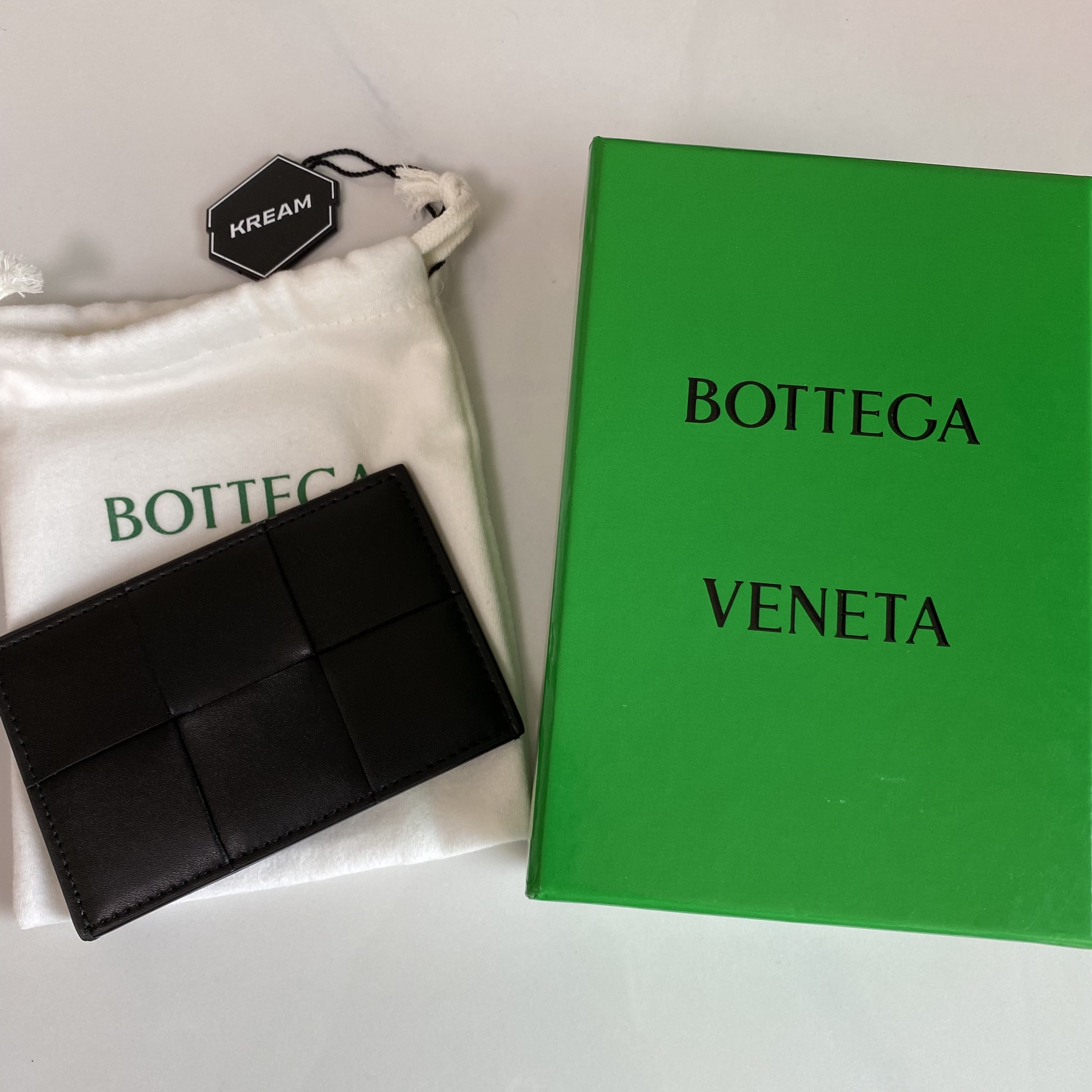Bottega Veneta Credit Card Case Calfskin Black 착용 스타일