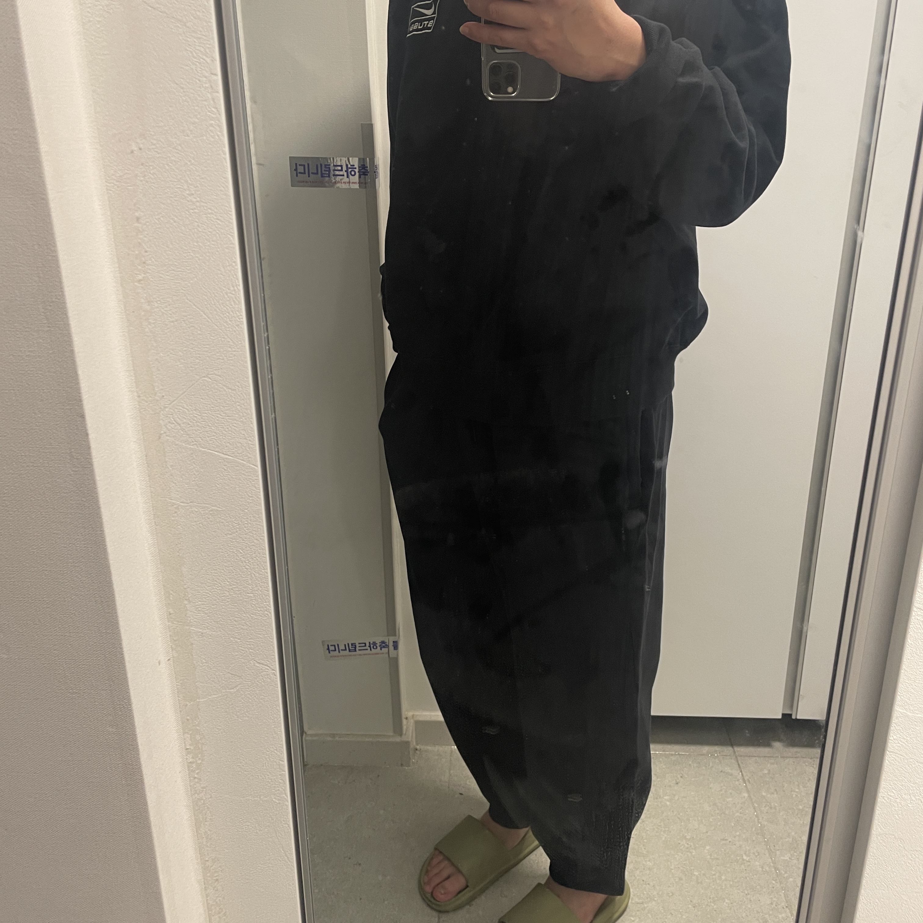 Nike x Stussy NRG Washed Fleece Pants Black (DO5296-010), Nike x Stussy NRG Washed Fleece Crewneck Black (DO5310-010) 착용 스타일 - 1