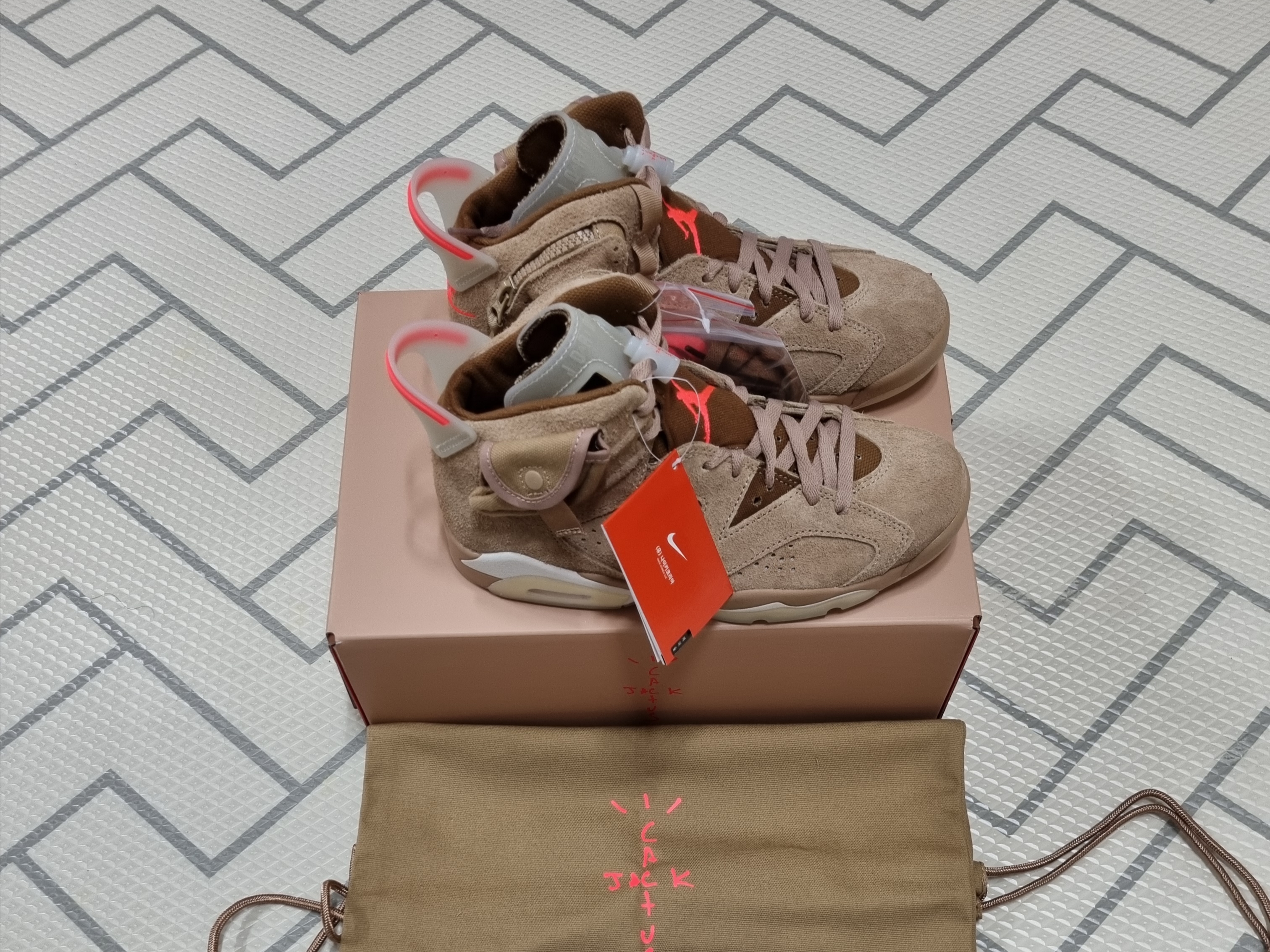 Jordan 6 x Travis Scott Retro SP British Khaki 착용 스타일