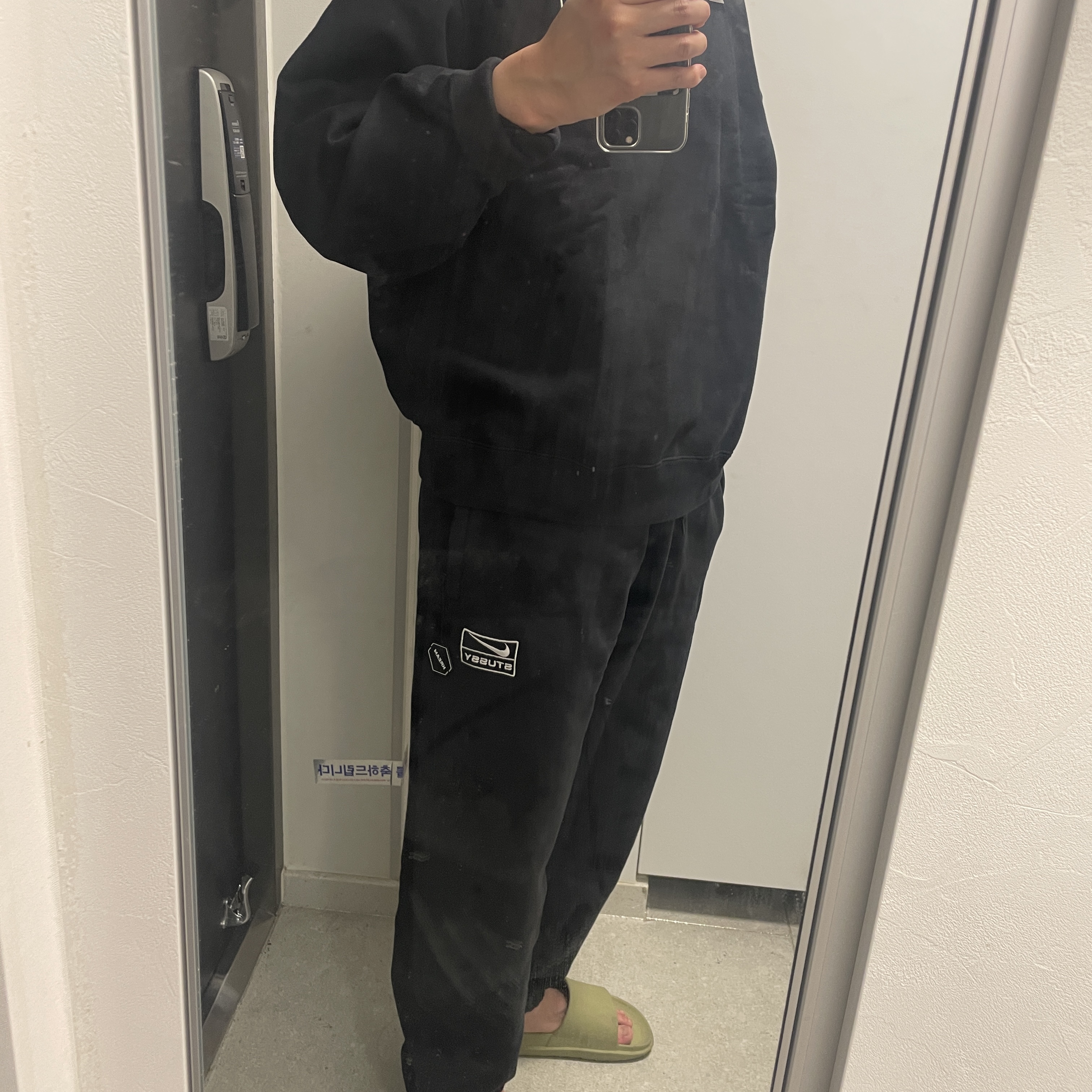 Nike x Stussy NRG Washed Fleece Pants Black (DO5296-010), Nike x Stussy NRG Washed Fleece Crewneck Black (DO5310-010) 착용 스타일 - 2