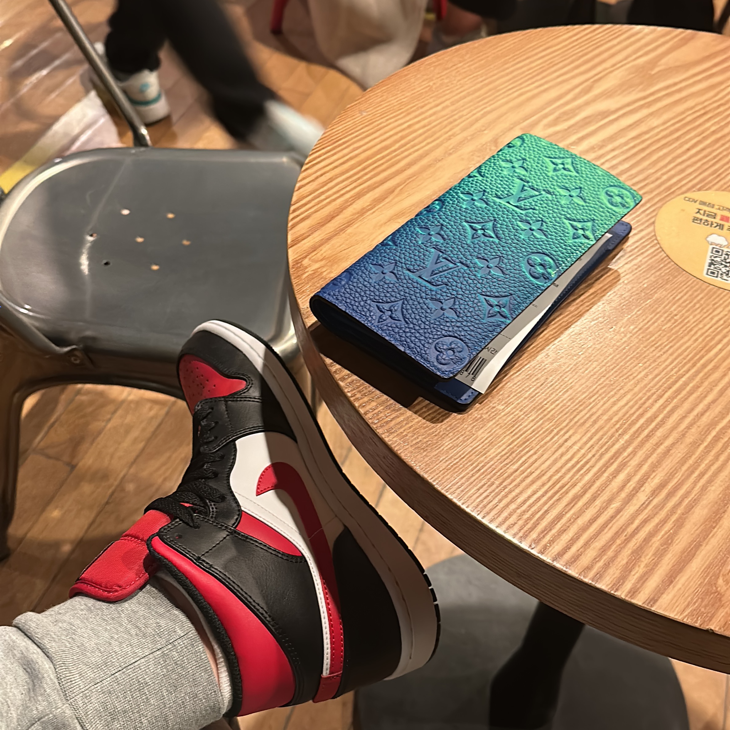 Jordan 1 Mid Black Fire Red, Louis Vuitton Brazza Wallet Taurillon Monogram Blue Green 착용 스타일 - 2