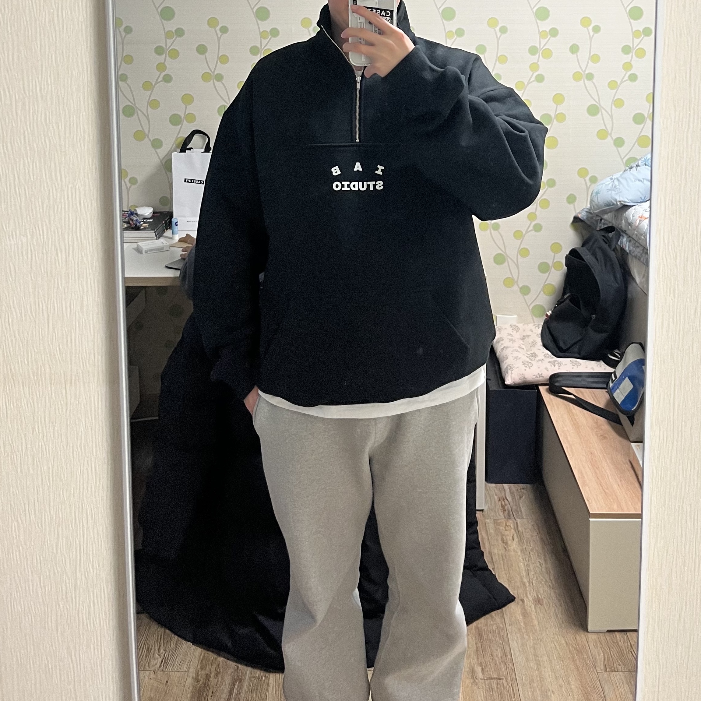 IAB Studio Half Zip-Up Black White 착용 스타일 - 1