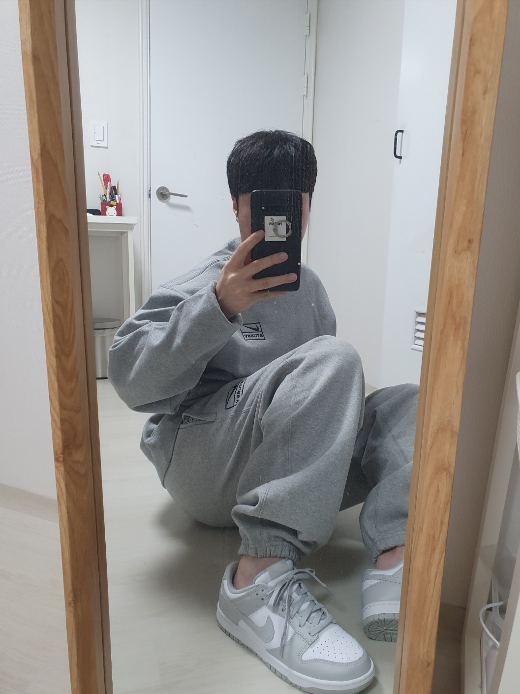 Nike x Stussy NRG Fleece Pants Dark Grey Heather (DO9340-063), Nike x Stussy NRG Fleece Crewneck Dark Grey Heather (DO9337-063) 착용 스타일