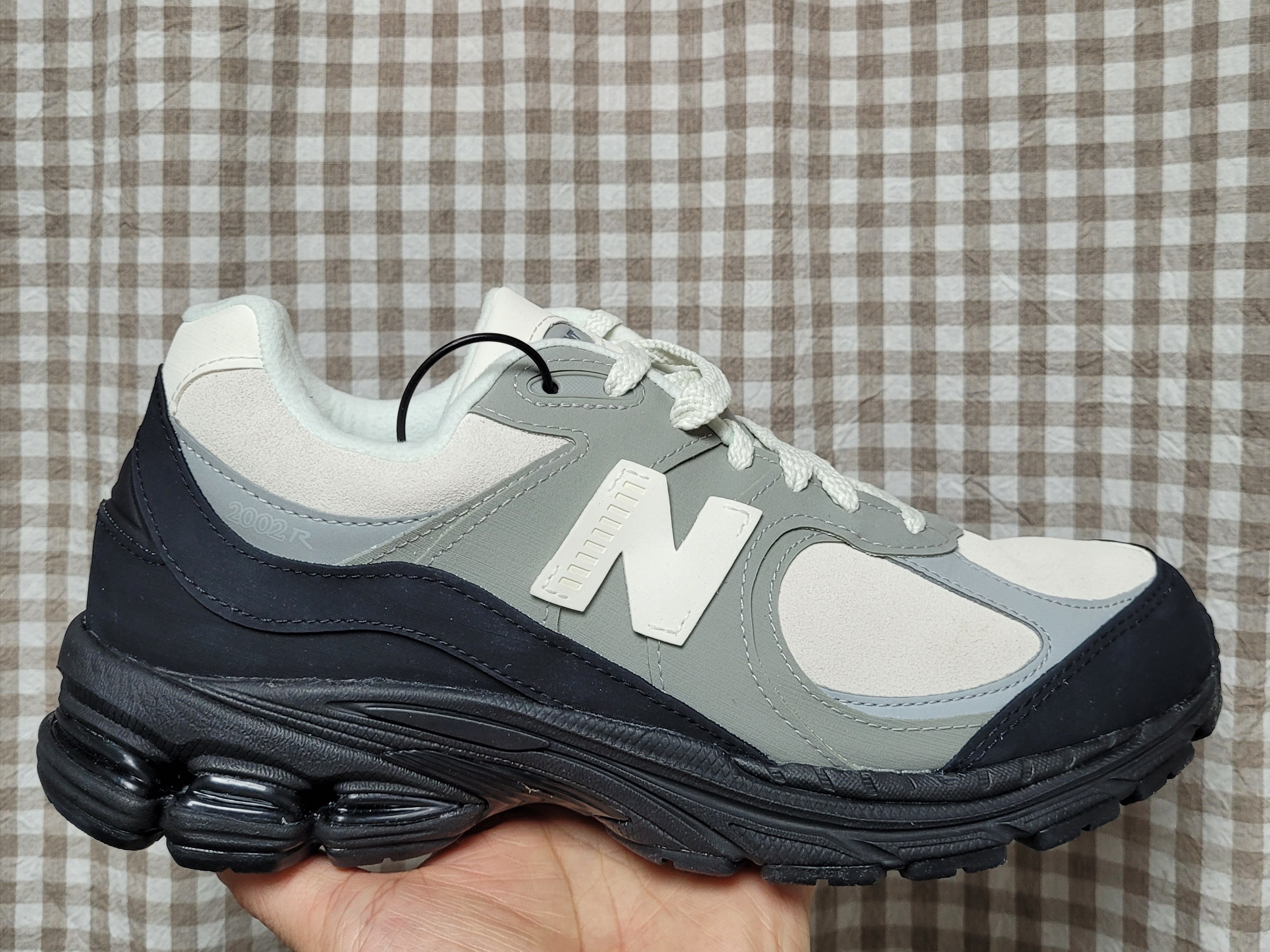 New Balance x The Basement 2002R Stone Grey 착용 스타일 - 2