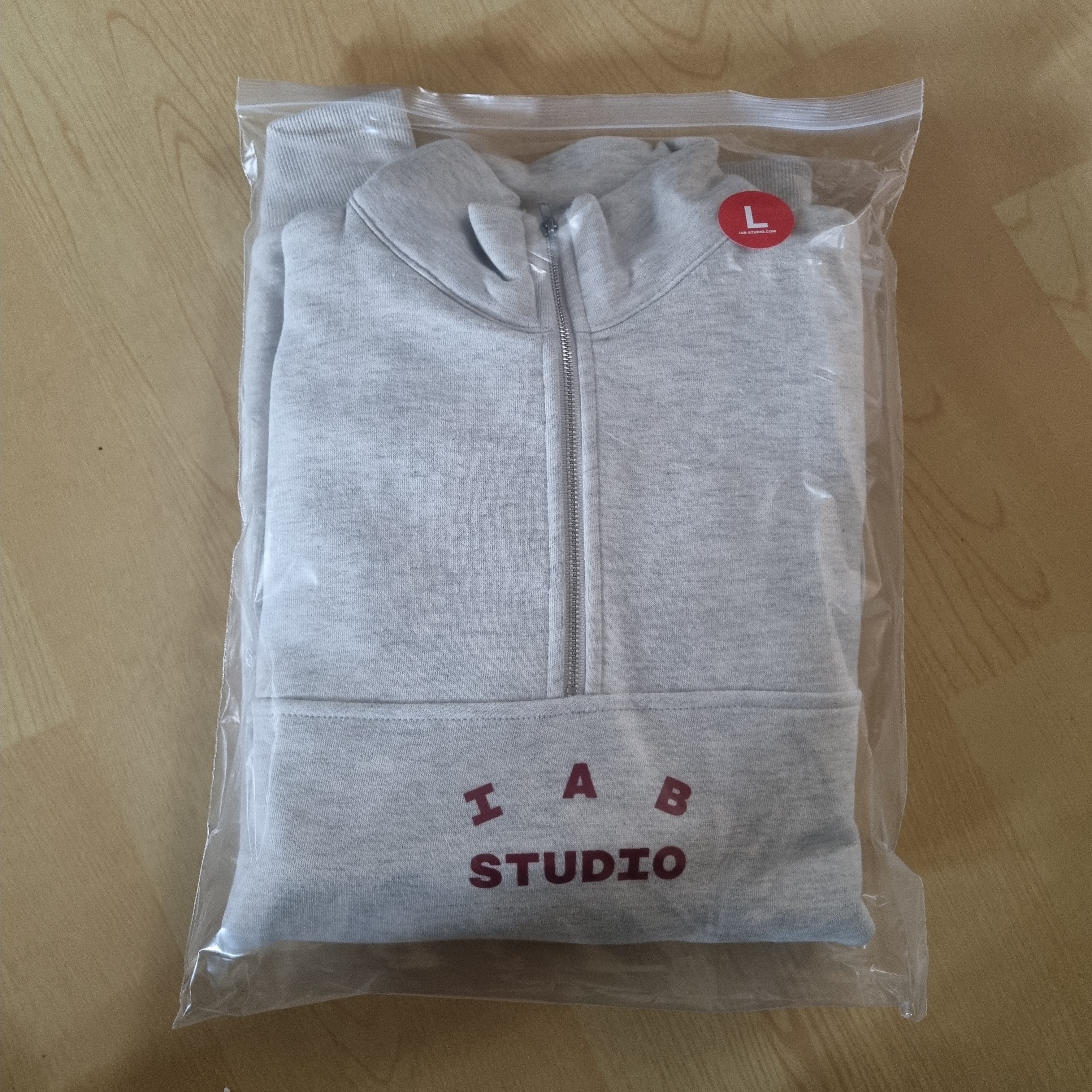 IAB Studio Half Zip-Up Oatmeal Burgundy 착용 스타일 - 1