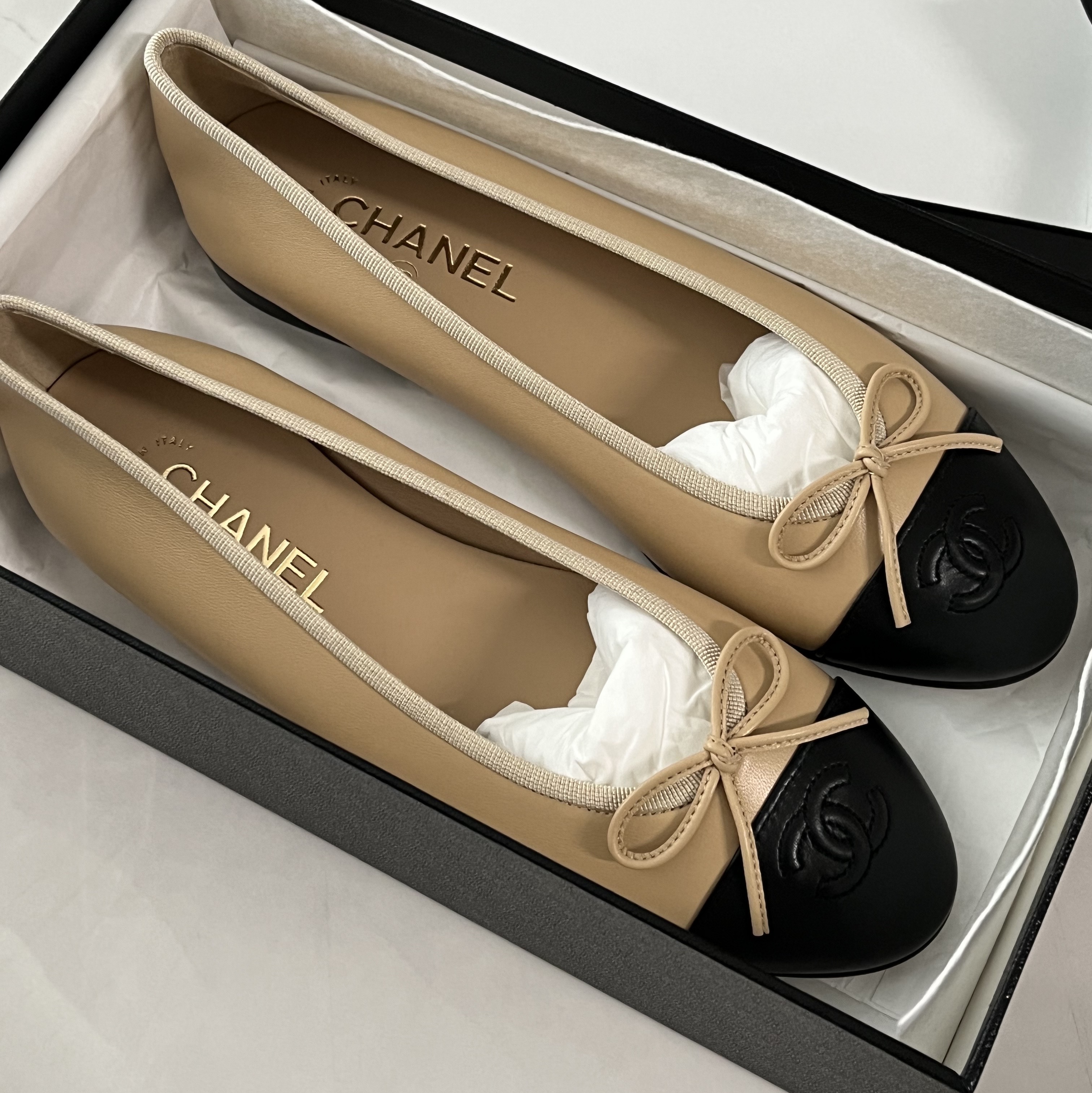 (W) Chanel Ballerina Flat Lambskin & Beige Black 착용 스타일