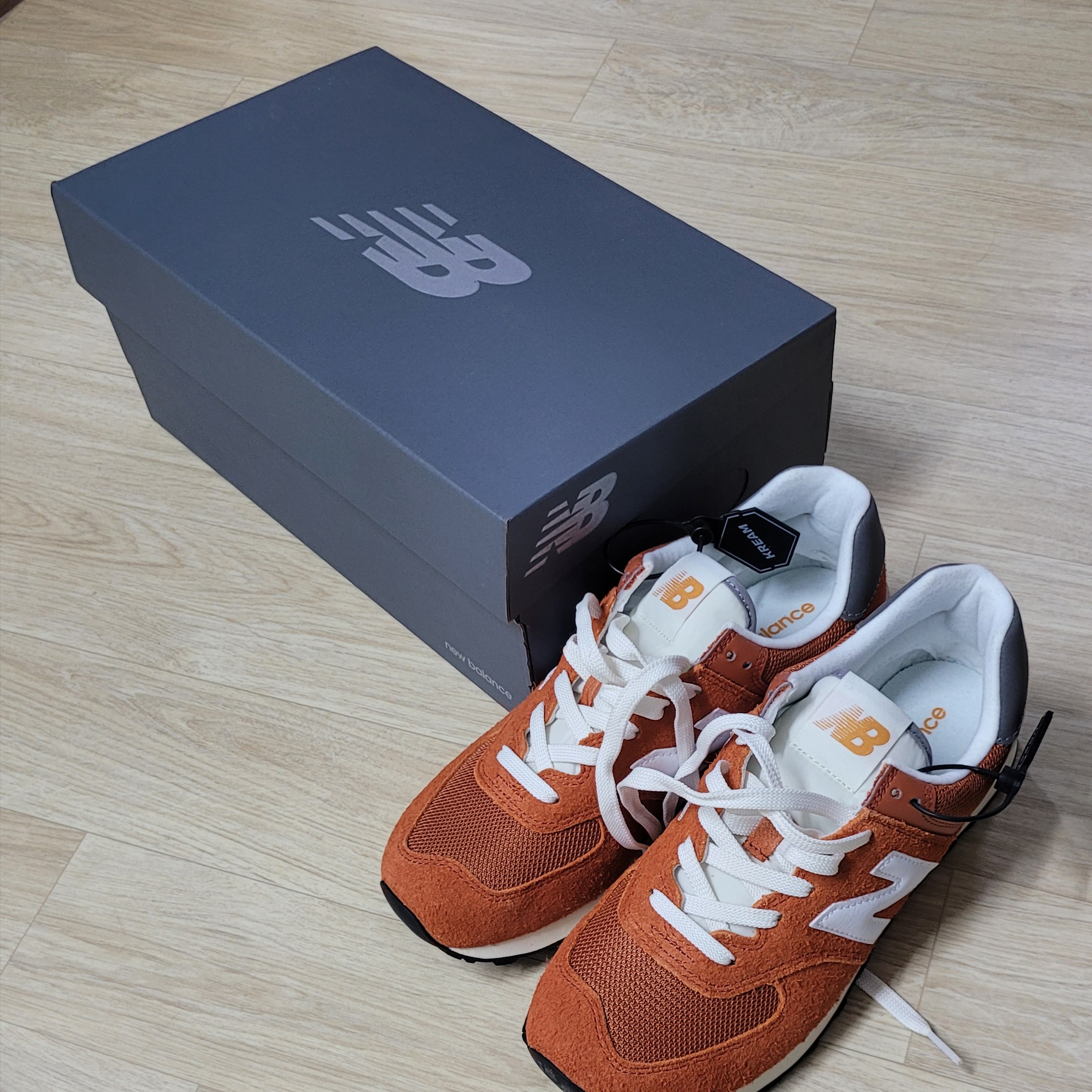 New Balance 574 Heritage Orange Burst White 착용 스타일