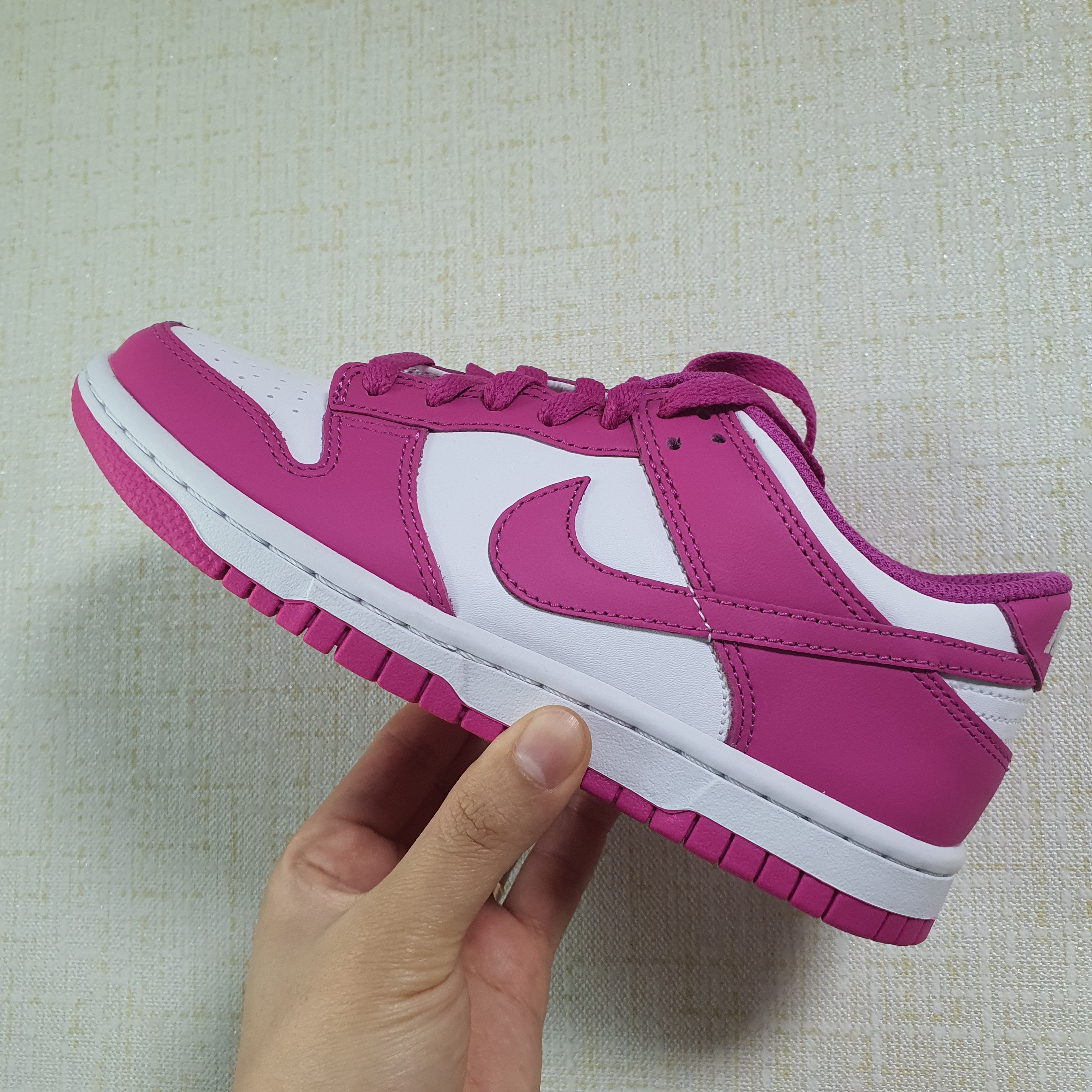 (GS) Nike Dunk Low White Active Fuchsia 착용 스타일