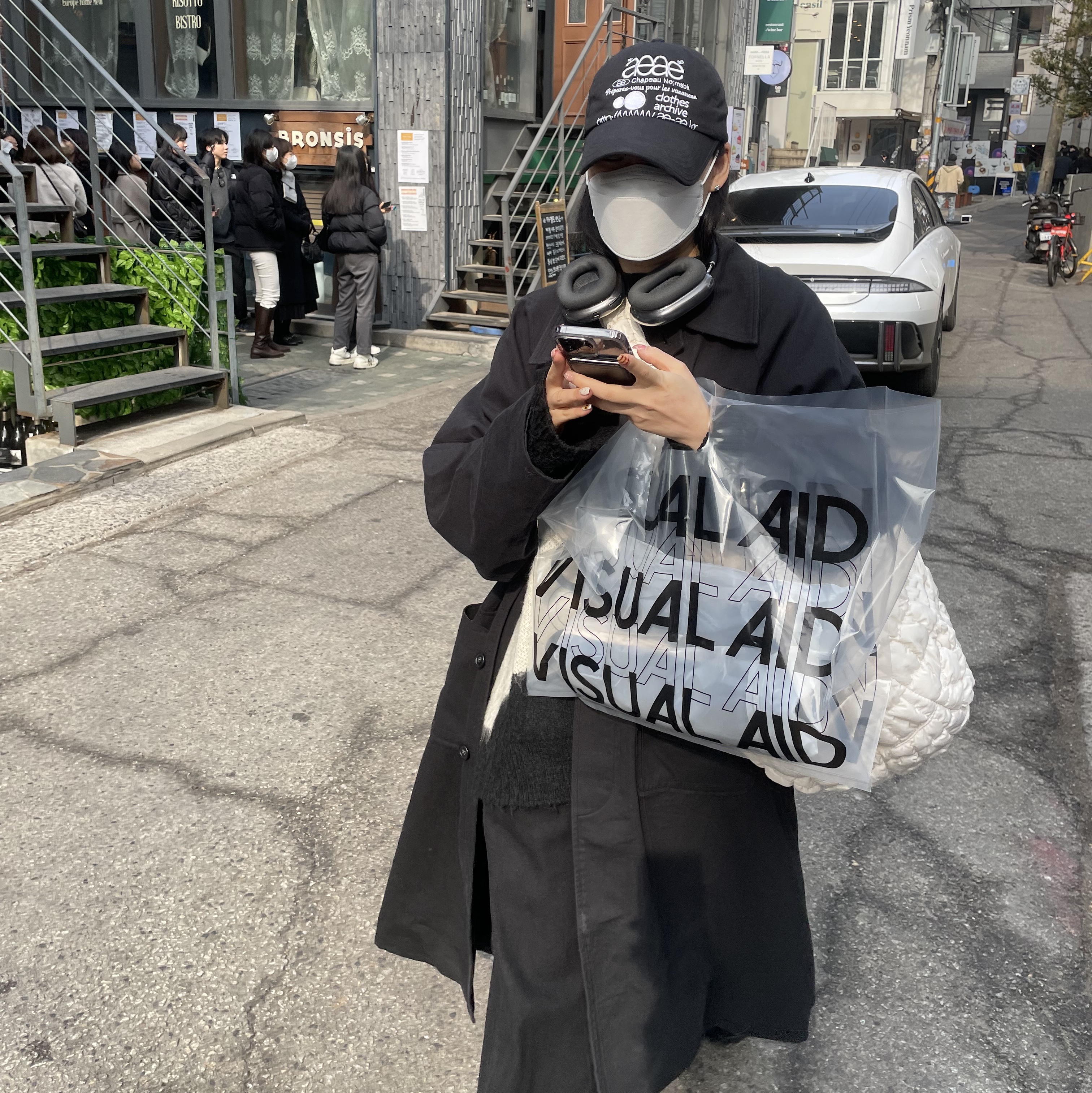 COS Quilted Oversized Shoulder Bag Off White Light Beige, Apple AirPods Max Lightning Space Gray (Korean Ver.) 착용 스타일 - 2