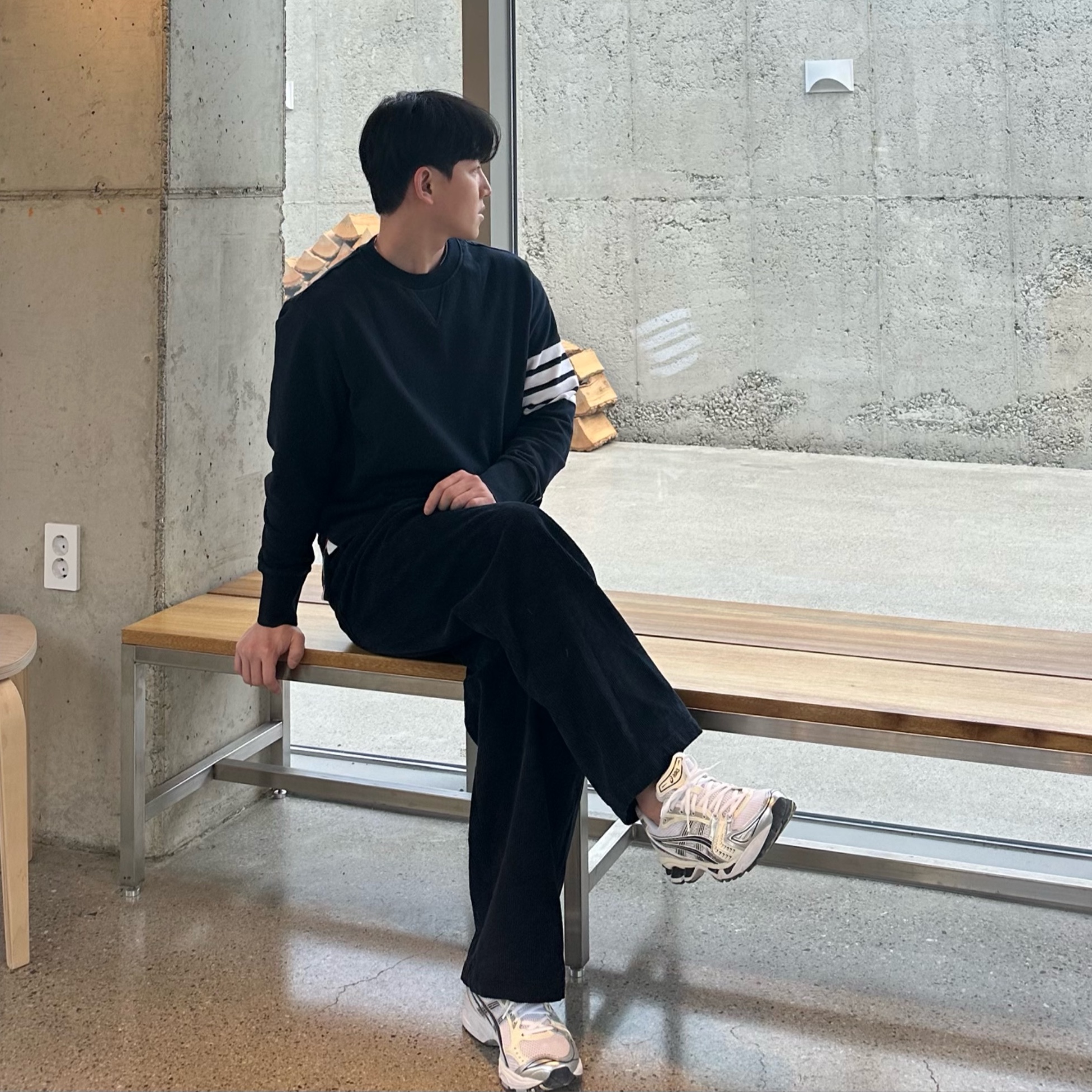 Thom Browne Engineered 4-Bar Sweatshirt Navy, (W) Asics Gel-Kayano 14 White Midnight 착용 스타일