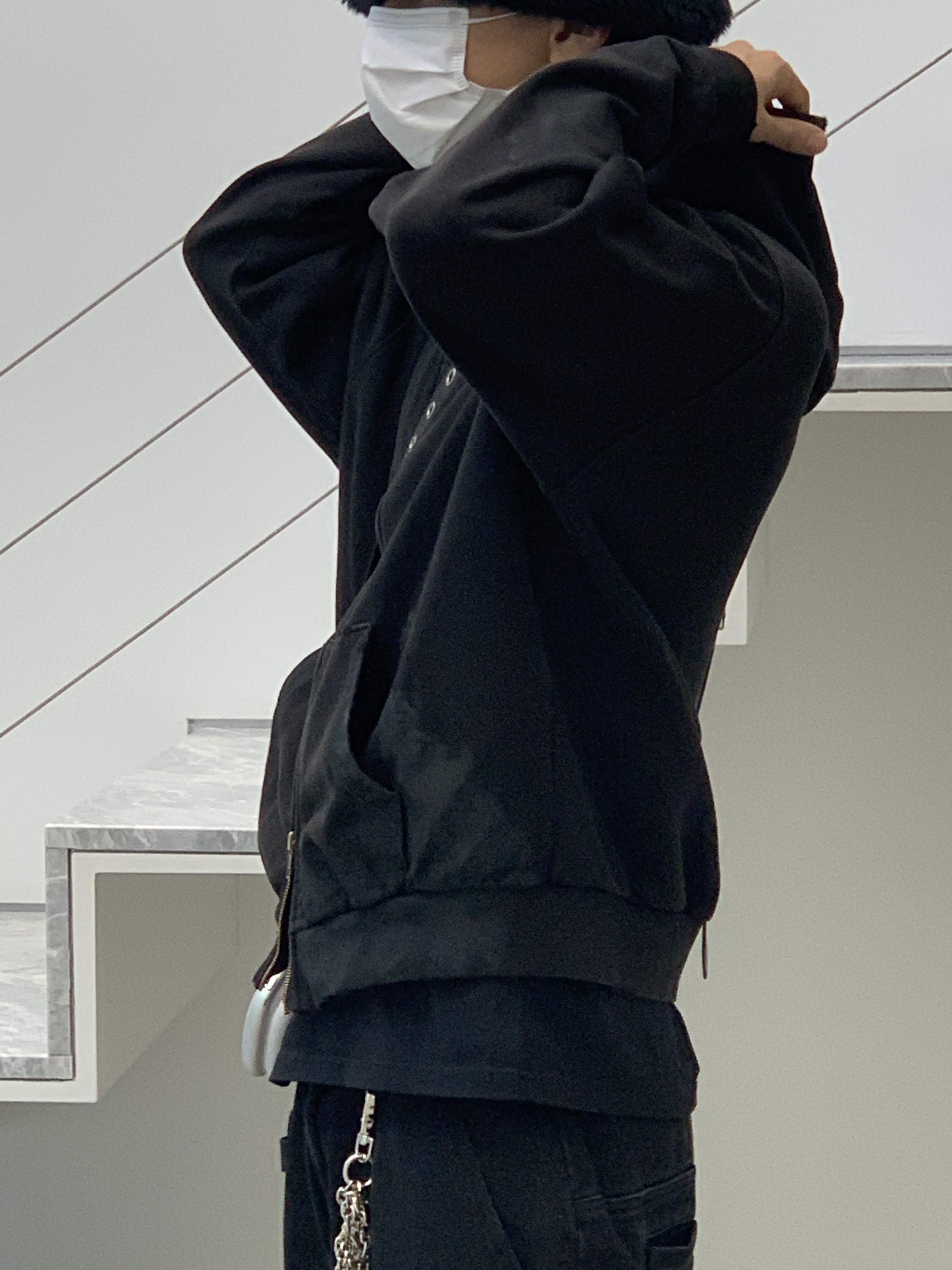 Apple AirPods Max Lightning Silver (Korean Ver.), Balenciaga Arena Lambskin Aged Silver Hardware Le Cagole XS Flap Bag Black 착용 스타일 - 5