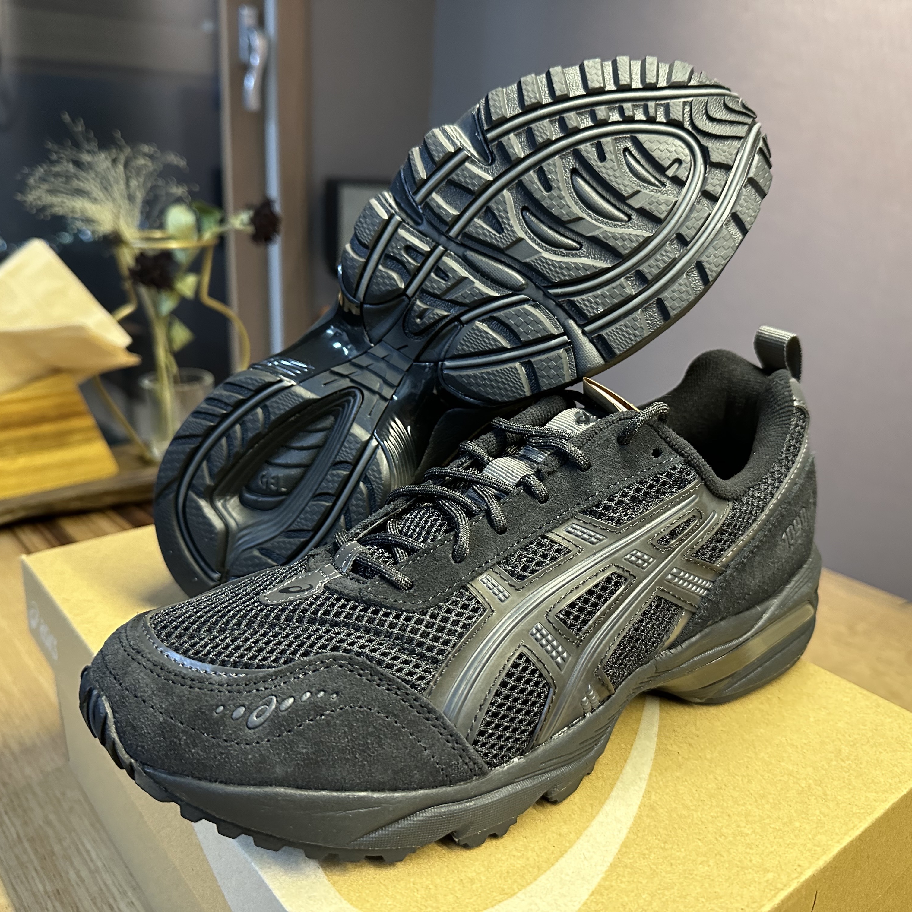 Asics Gel-1090 V2 Black 착용 스타일 - 2