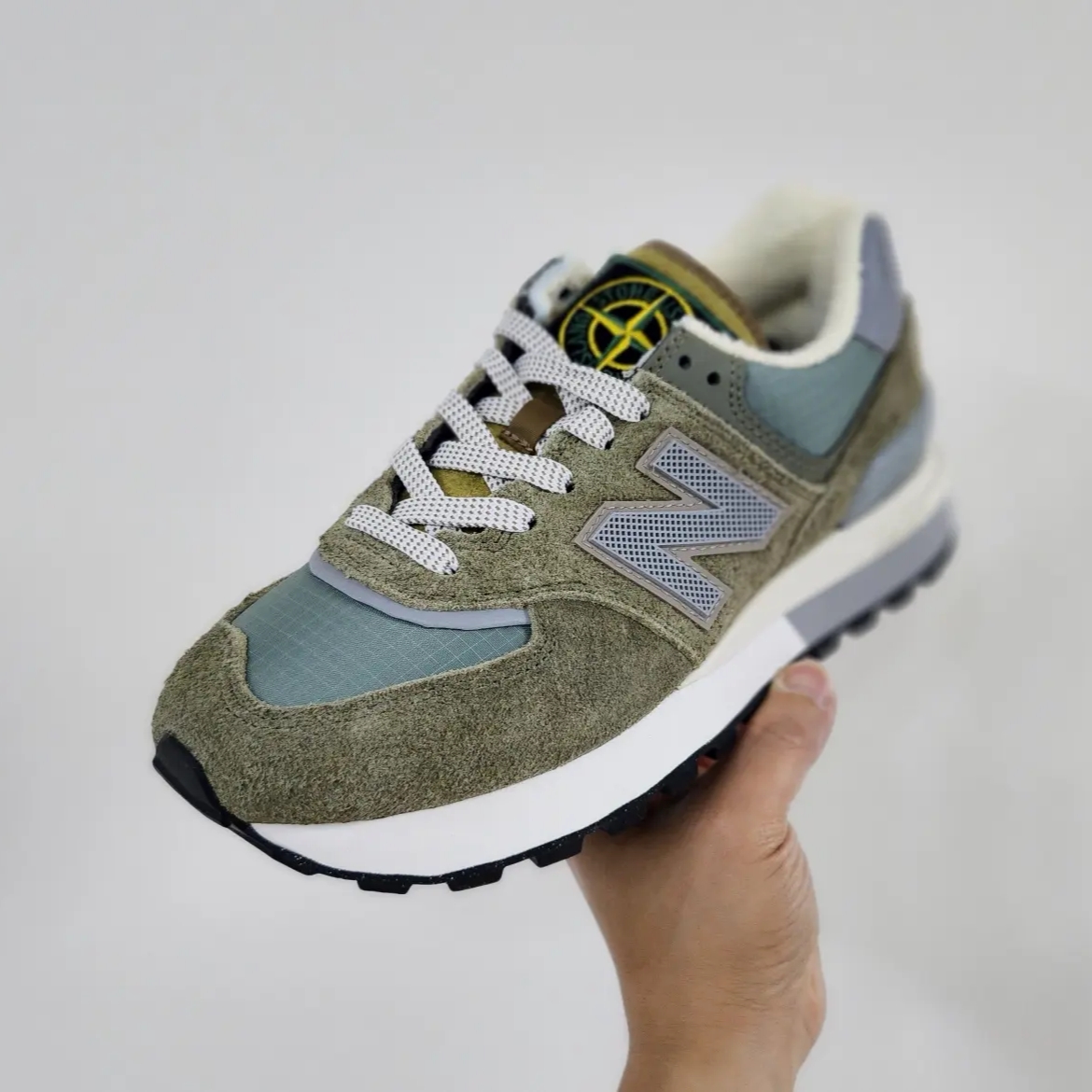 New Balance x Stone Island 574 Legacy Green 착용 스타일 - 1