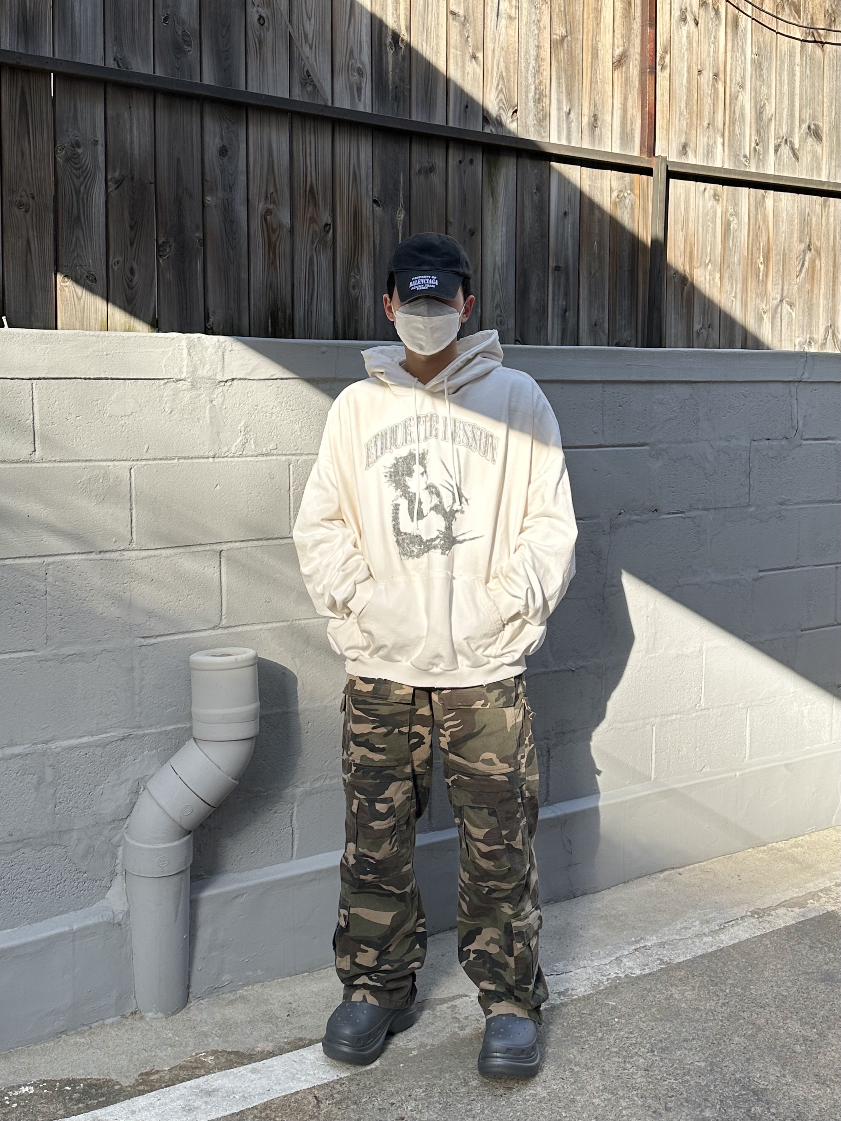 Balenciaga x Crocs Rubber Boot Grey, Balenciaga Cotton Drill Property Cap Black White 착용 스타일 - 1