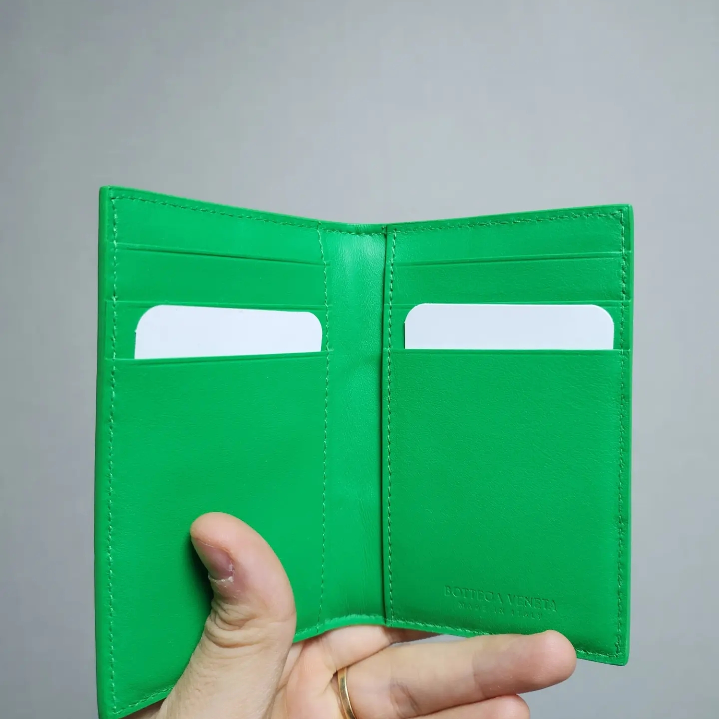 Bottega Veneta Flap Card Case Parakeet 착용 스타일 - 4
