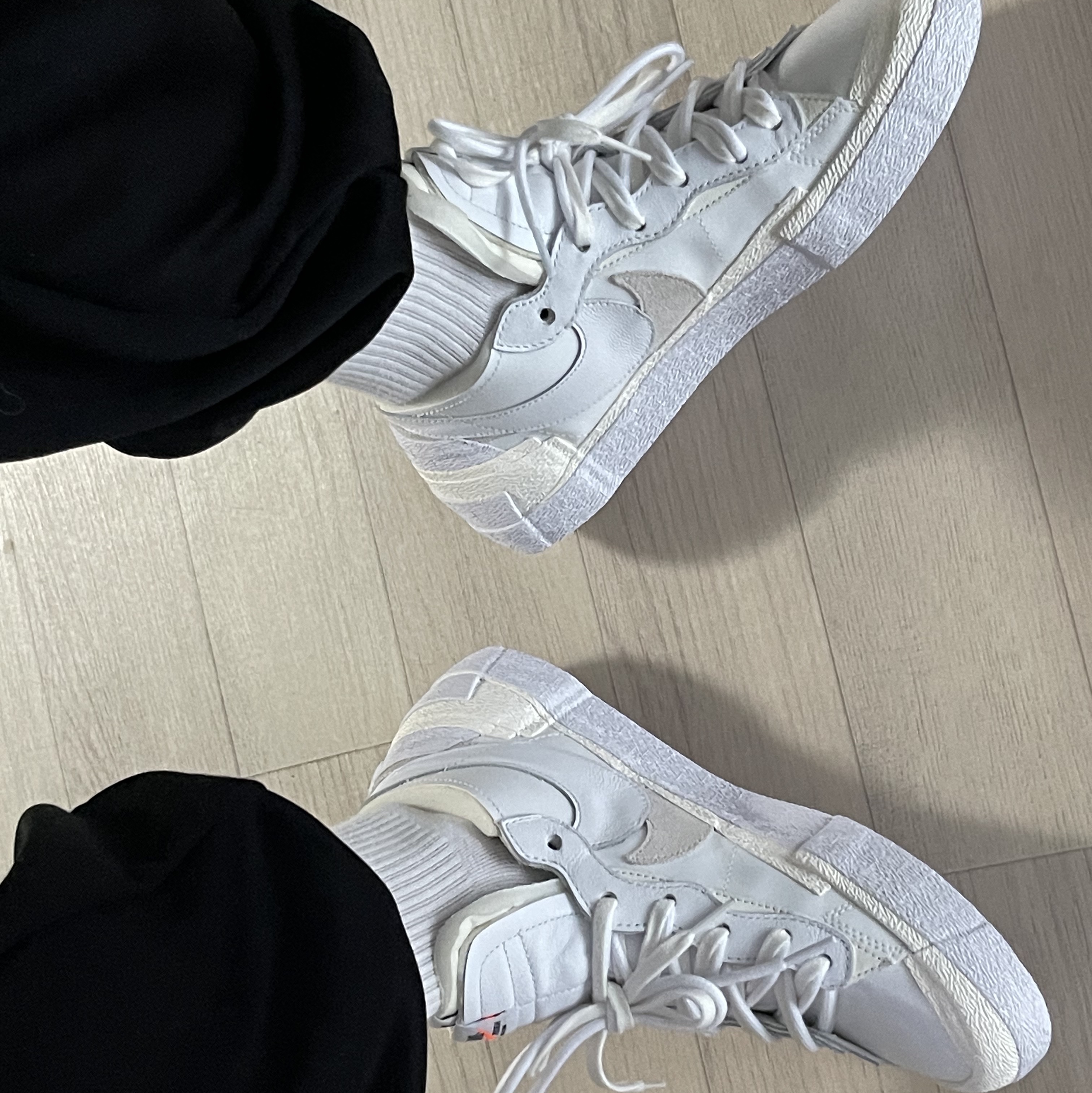 Nike x Sacai Blazer Low White Patent Leather 착용 스타일 - 2
