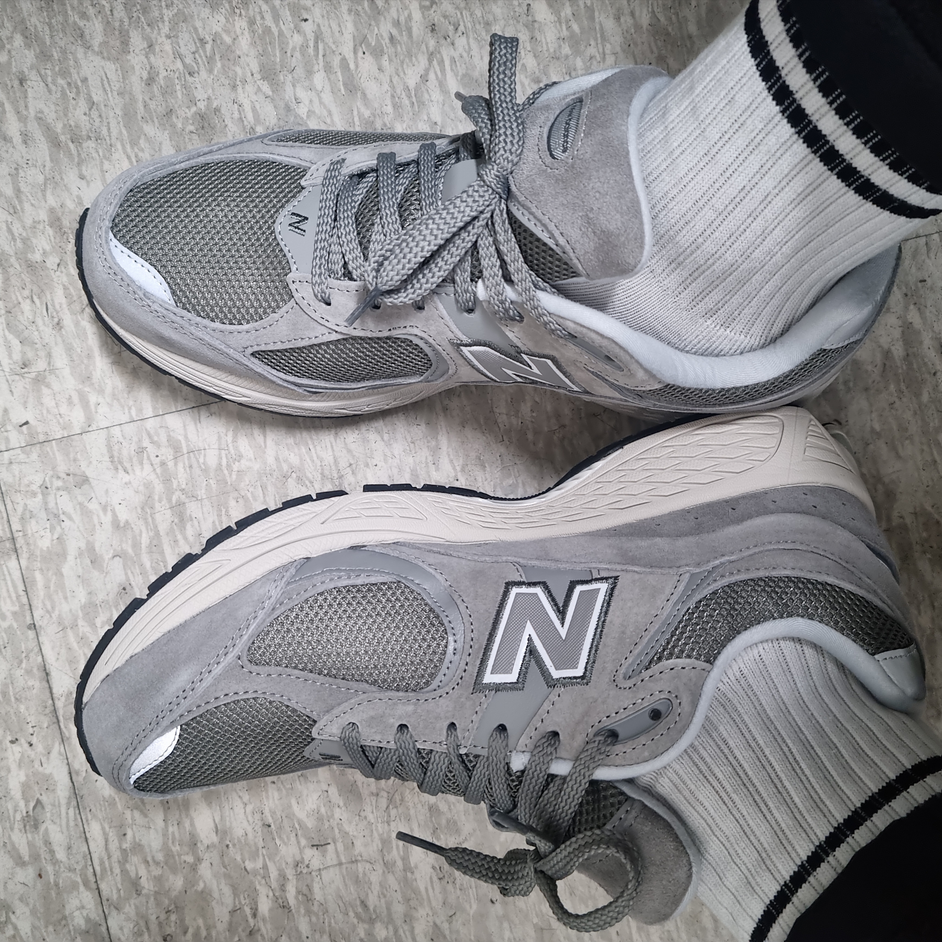 New Balance 2002R Grey 착용 스타일 - 1