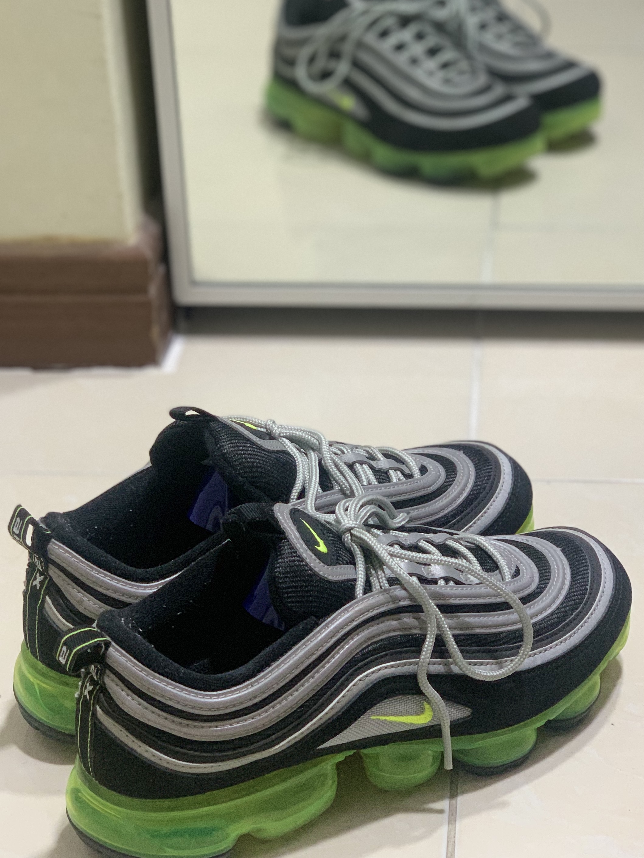 Nike Air VaporMax 97 Black Volt 착용 스타일