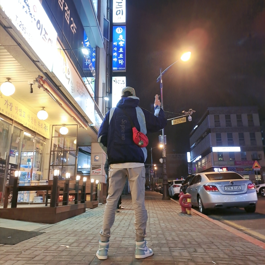 Jordan 1 Retro High OG Hyper Royal, Supreme Gore-Tex Paclite Jacket Navy - 22SS 착용 스타일