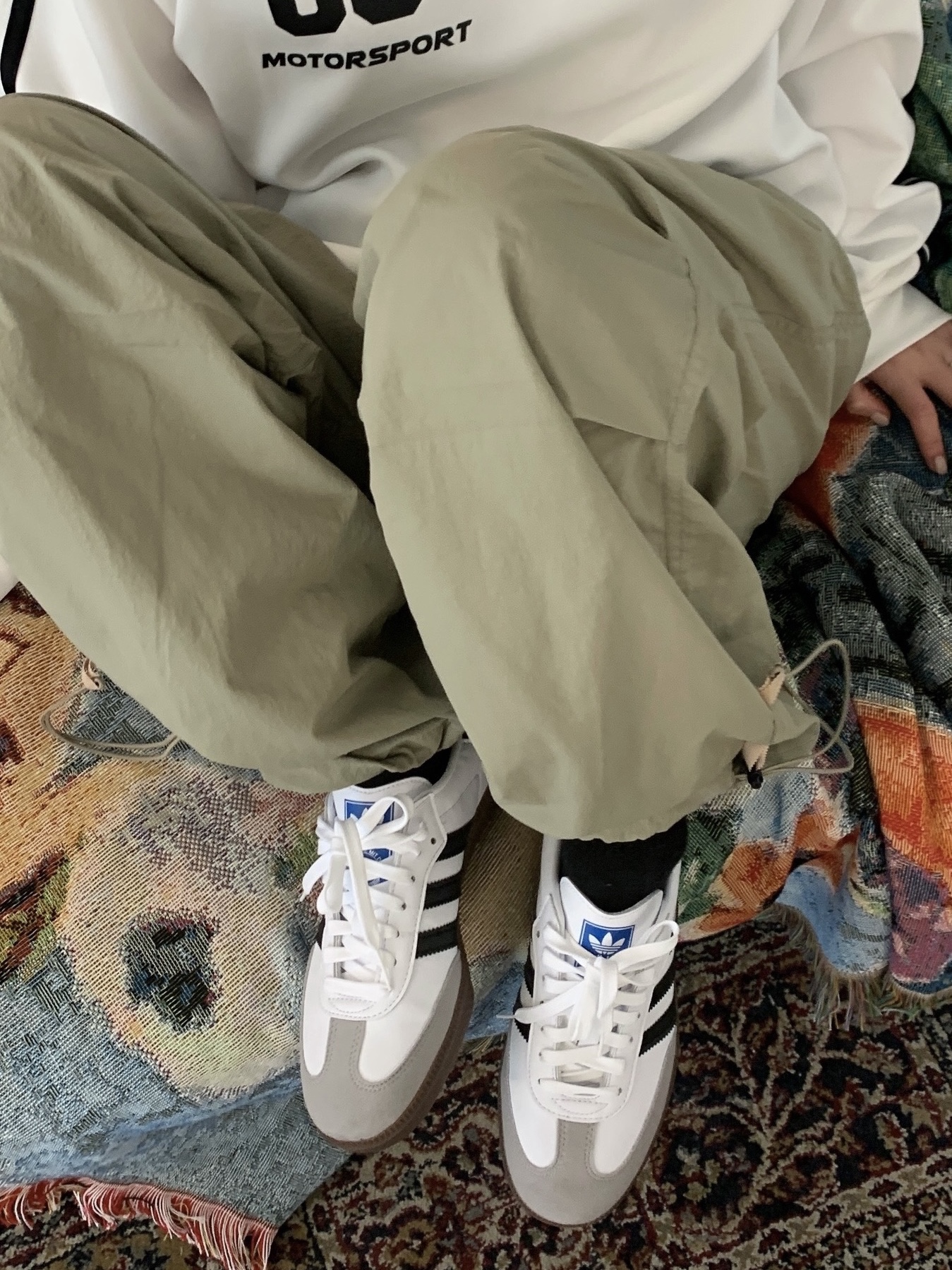 Adidas Samba Vegan White Black, Apple AirPods Max Lightning Space Gray (Korean Ver.) 착용 스타일 - 4