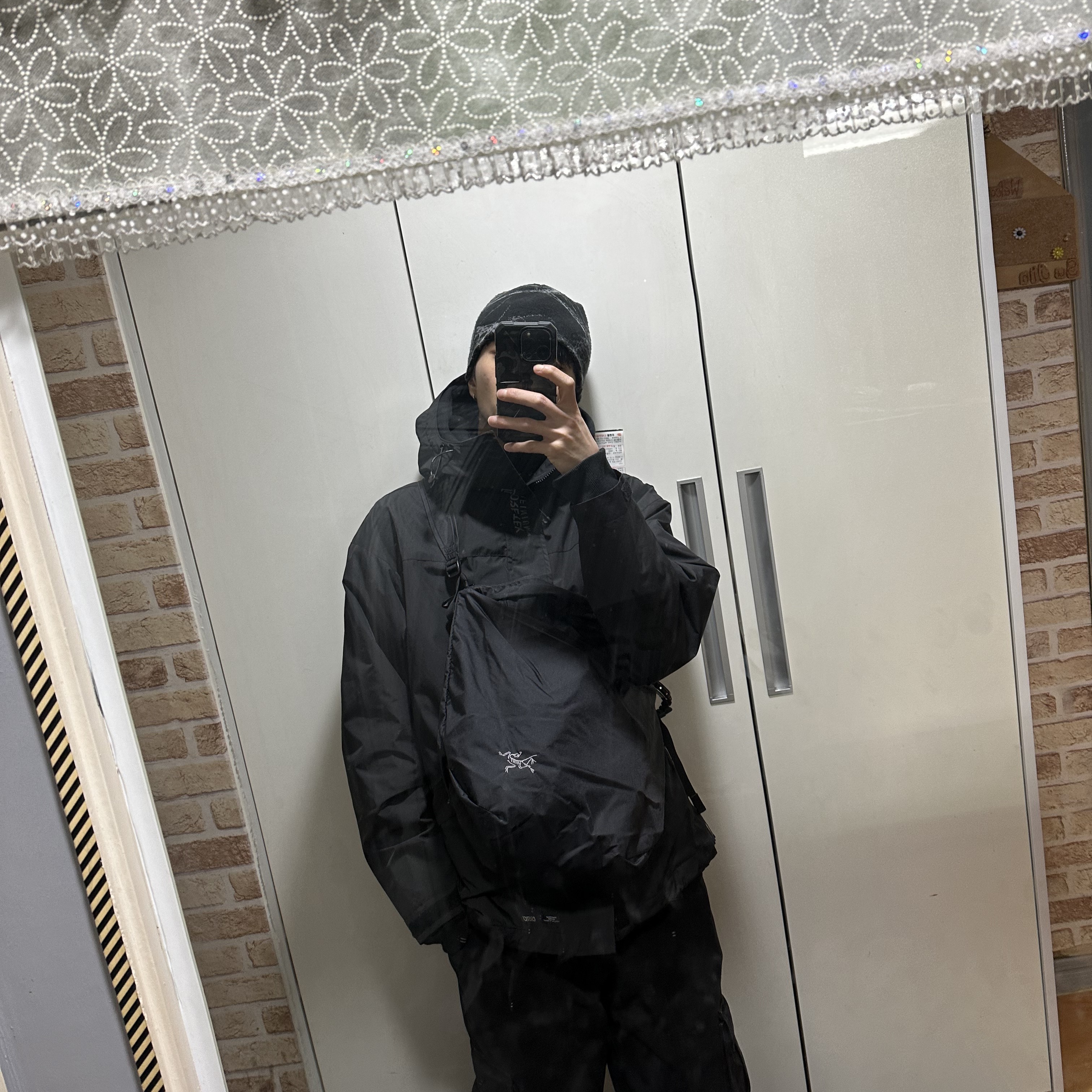 Arc'teryx Heliad 12 Tote Black 착용 스타일 - 2