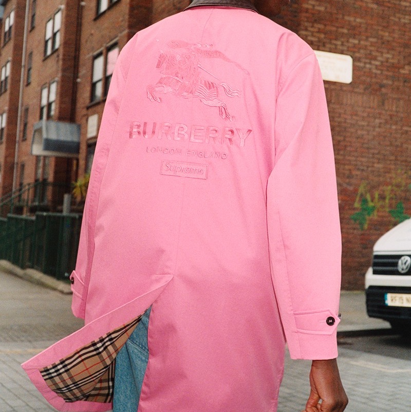 Supreme x Burberry Leather Collar Trench Black - 22SS, Supreme x Burberry Leather Collar Trench Pink - 22SS 착용 스타일 - 2