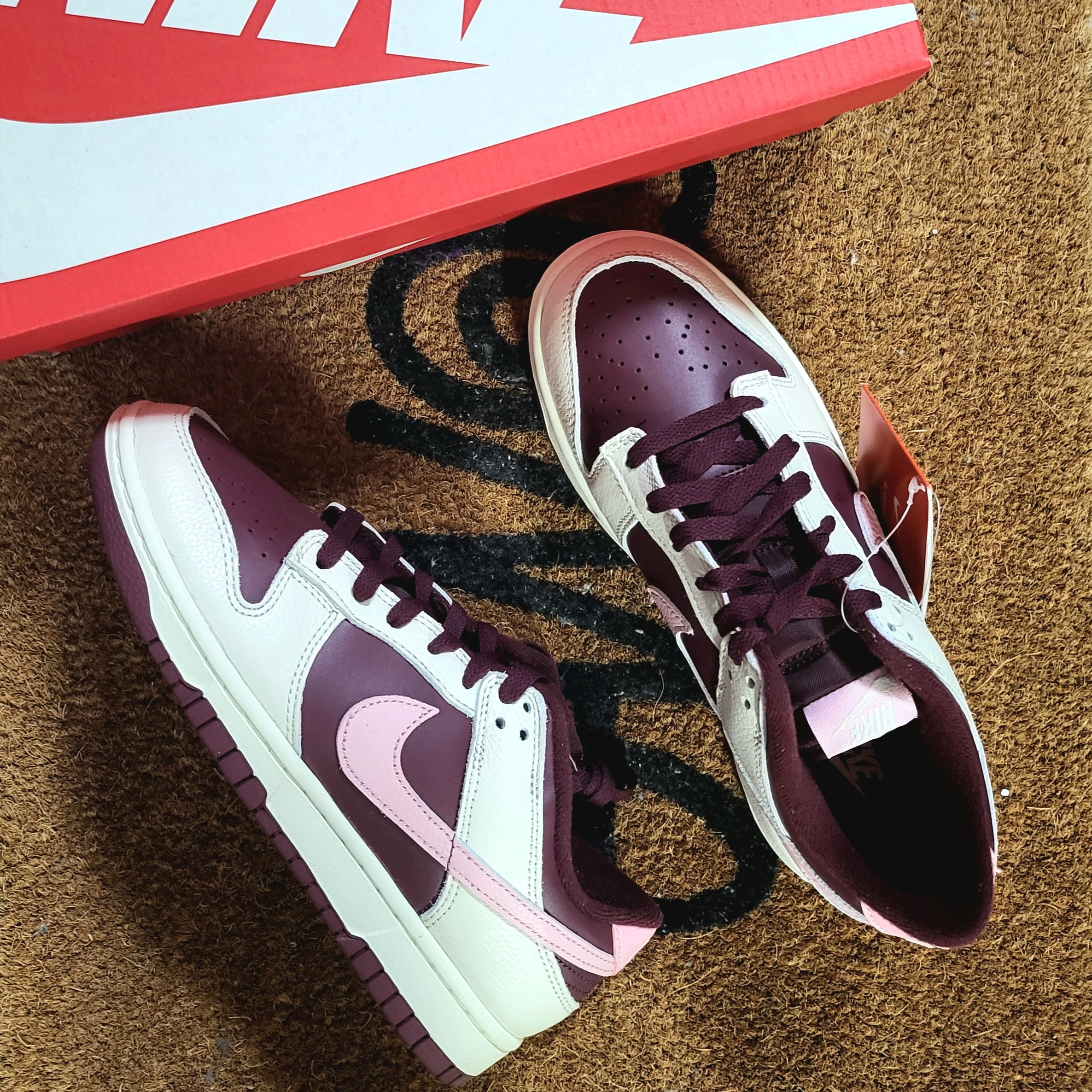 NIke Dunk Low Retro Night Maroon and Medium Soft Pink 착용 스타일